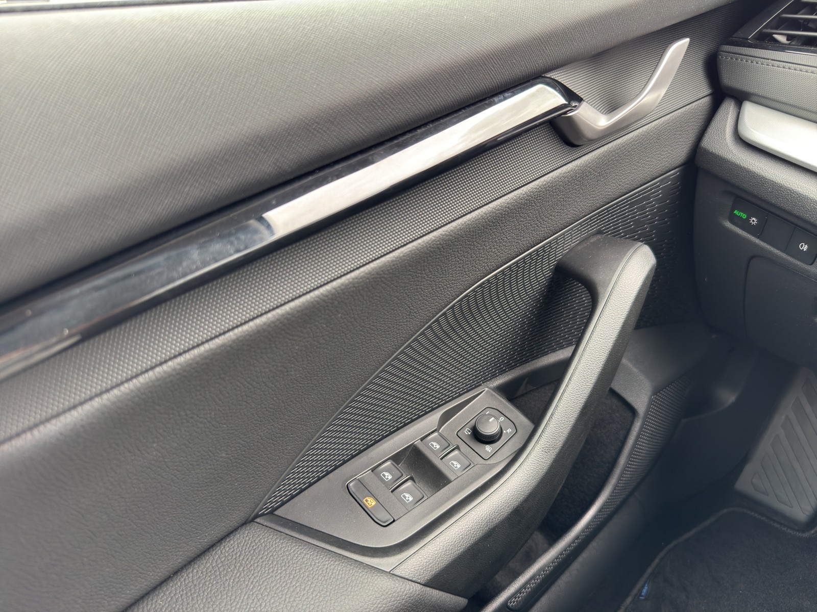 Skoda Octavia Combi 2.0 SELECTION AHK NAVI LM17 SITZHZ