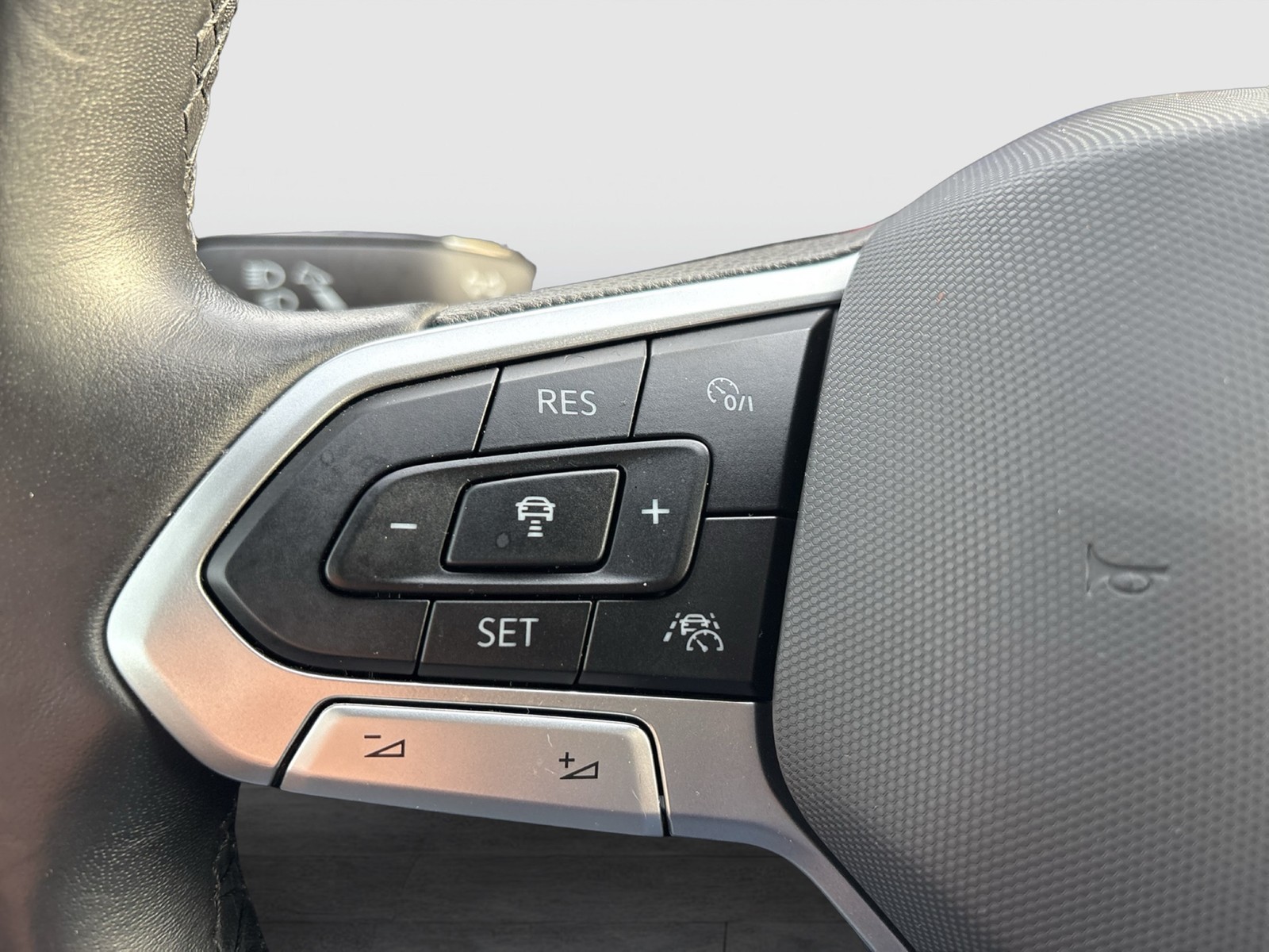 Volkswagen Taigo 1.0 R-LINE BLACK STYLE CAM ACC LM18 NAVI