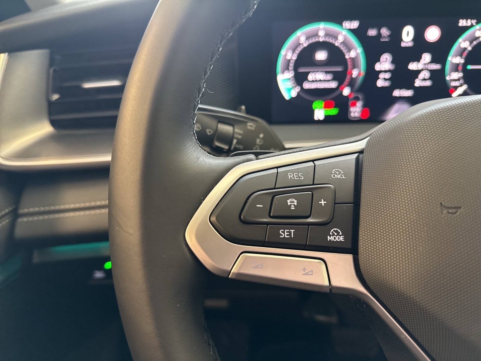 Volkswagen Tayron 1.5 eTSI LIFE 7SITZE 360CAM ACC LM18 NAVI