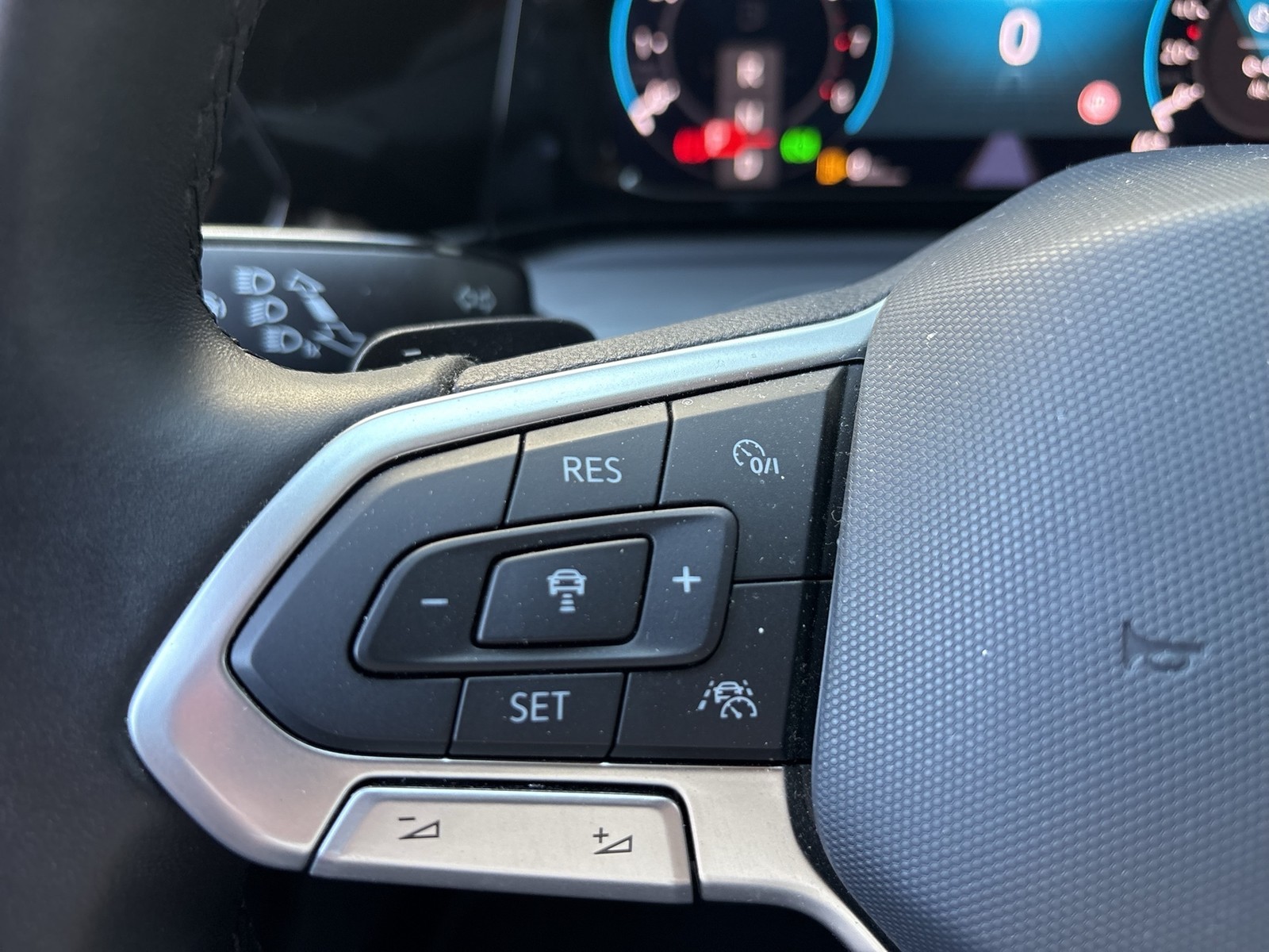 Volkswagen Golf VIII 1.5 eTSI STYLE CAM ACC LM18 NAVI LED+