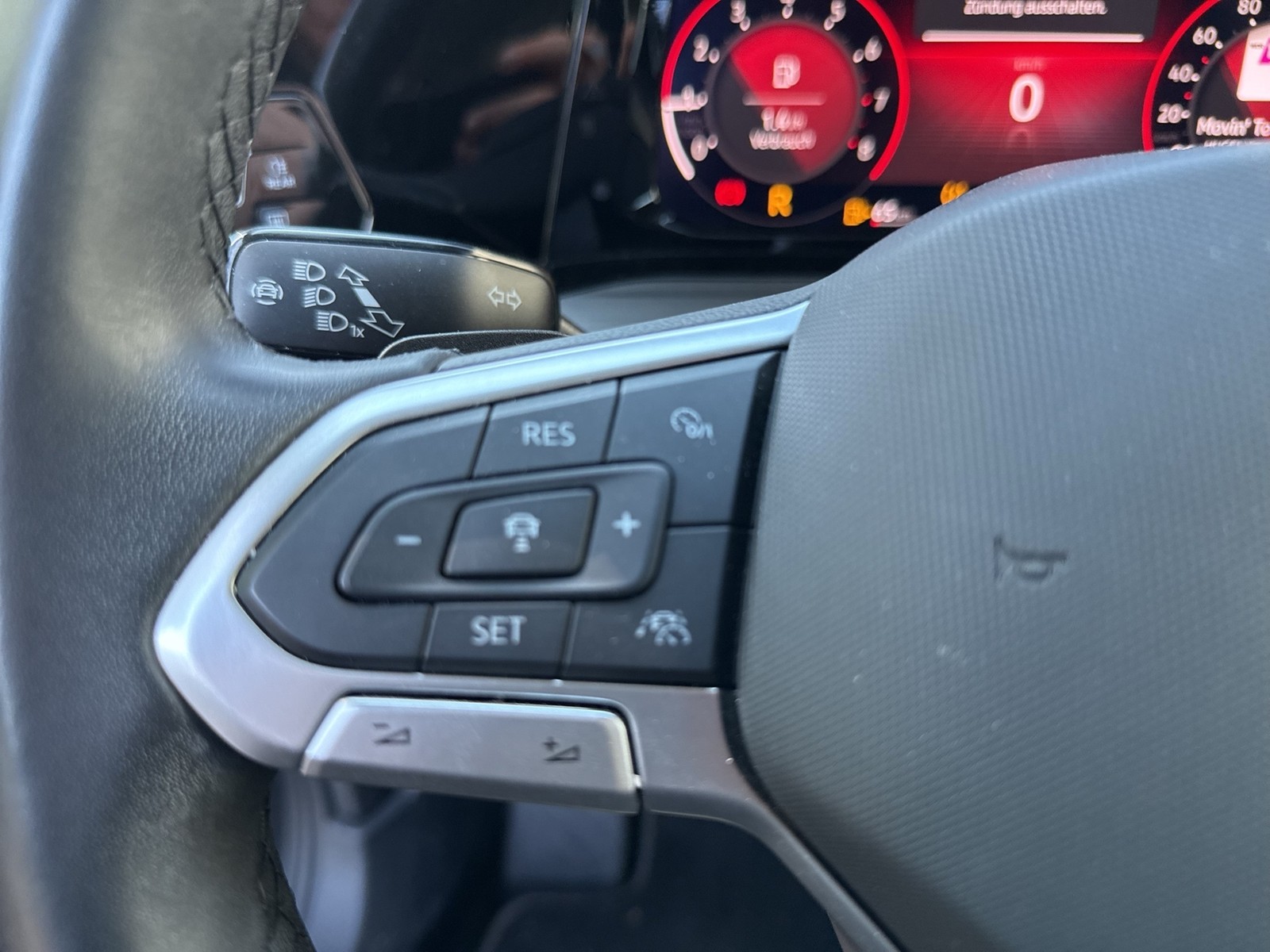 Volkswagen Golf VIII 1.5 eTSI STYLE ACC LM17 CARPLAY LED+