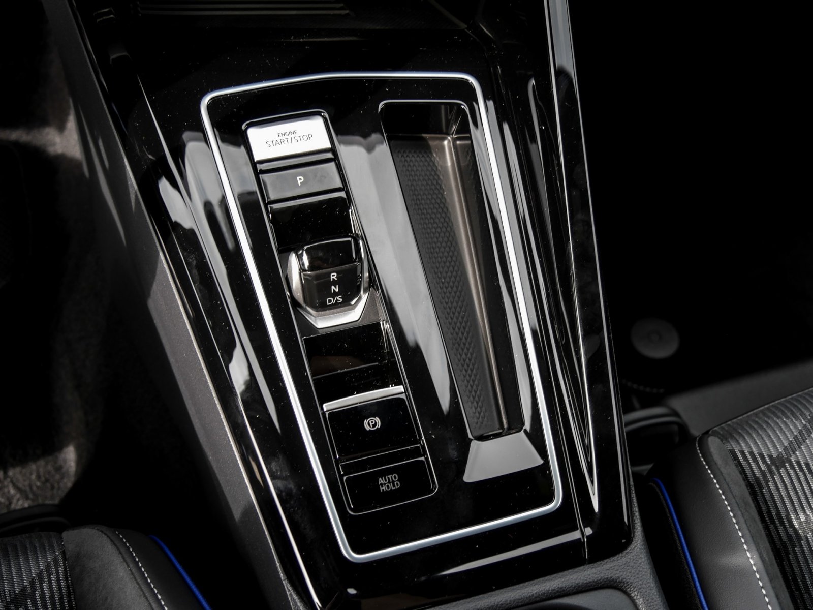 Volkswagen Golf 1.5 R-LINE DSG BLACKSTYLE MATRIXLED 360CAM