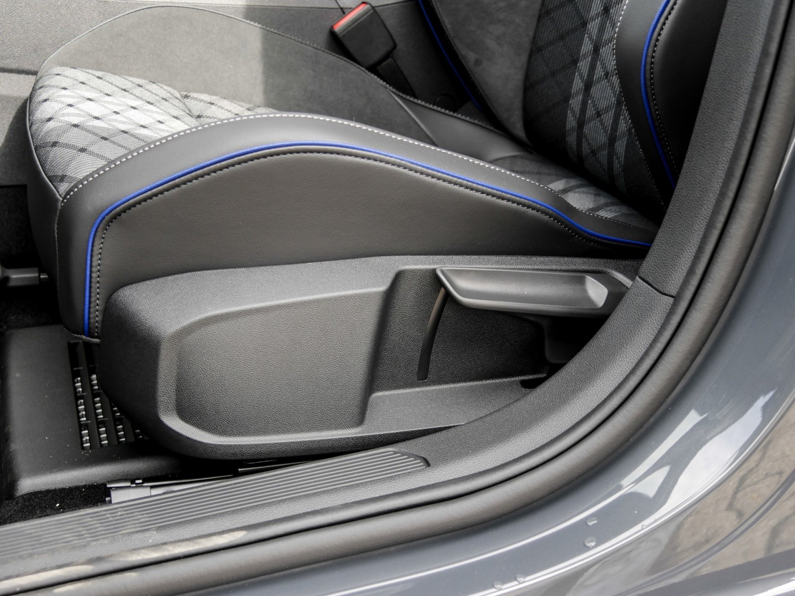 Volkswagen Golf 1.5 R-LINE DSG BLACKSTYLE MATRIXLED 360CAM