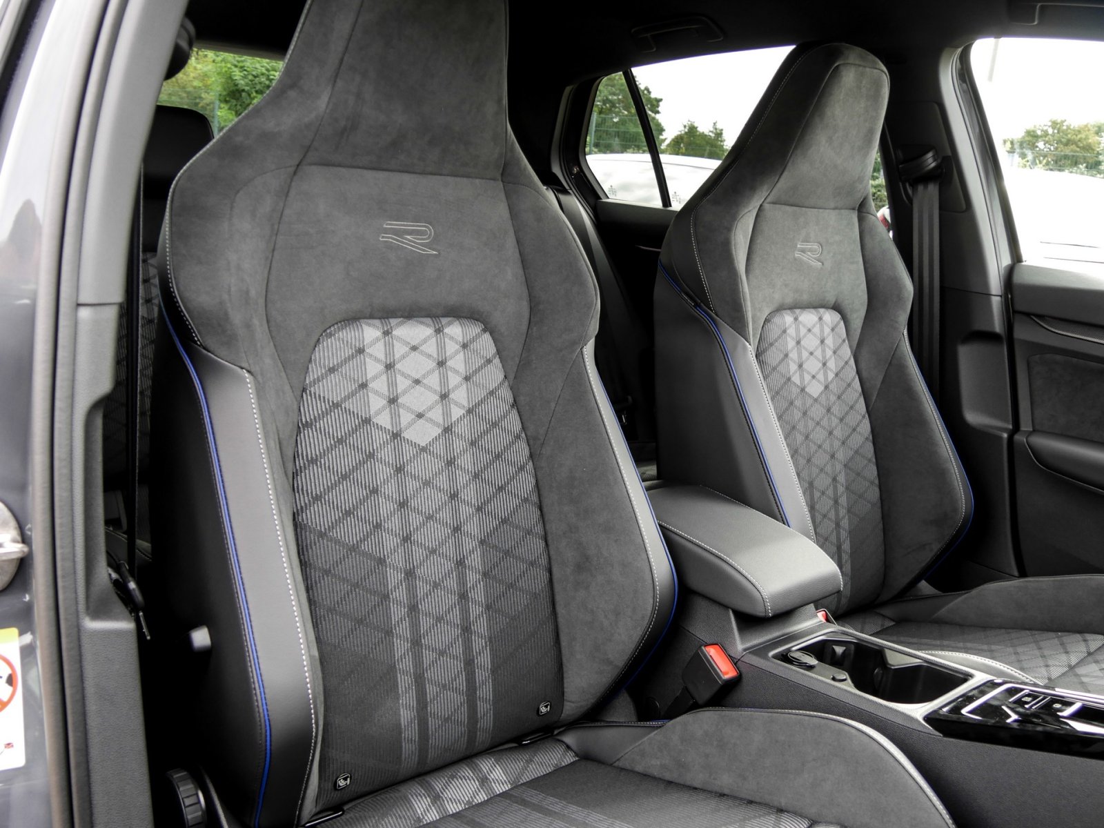 Volkswagen Golf 1.5 R-LINE DSG BLACKSTYLE MATRIXLED 360CAM