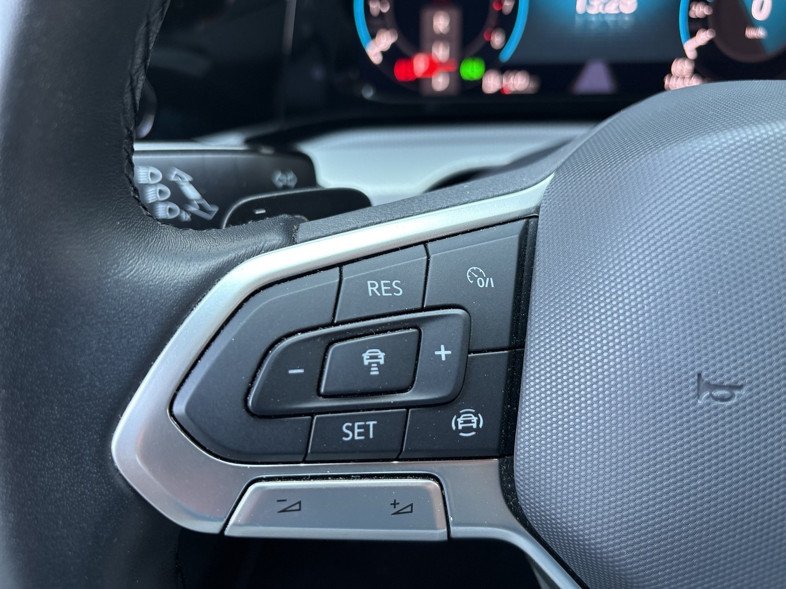 Volkswagen Golf VIII 1.0 eTSI MOVE CAM CARPLAY ALU SITZHEIZ