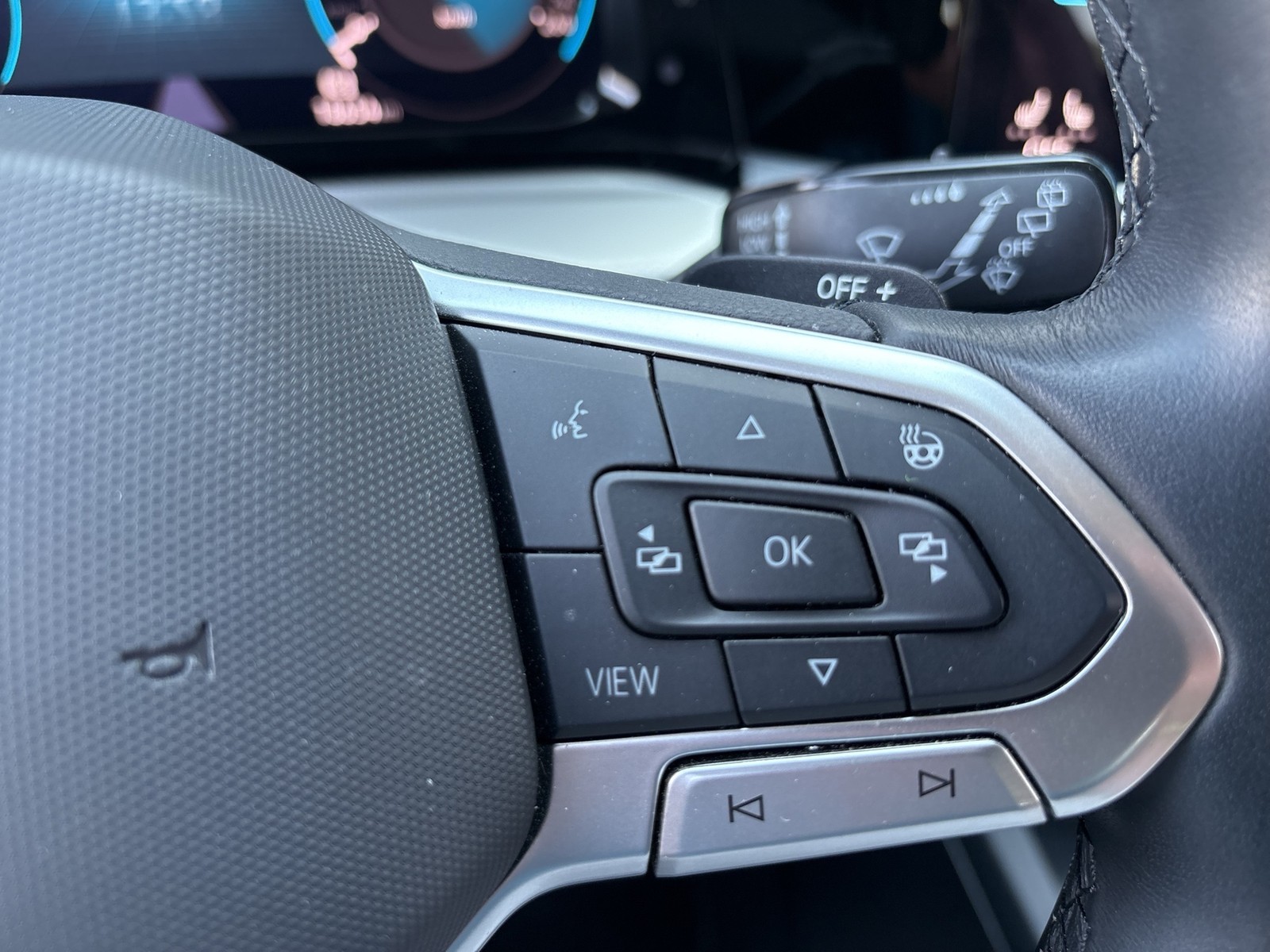 Volkswagen Golf VIII 1.0 eTSI MOVE CAM CARPLAY ALU SITZHEIZ