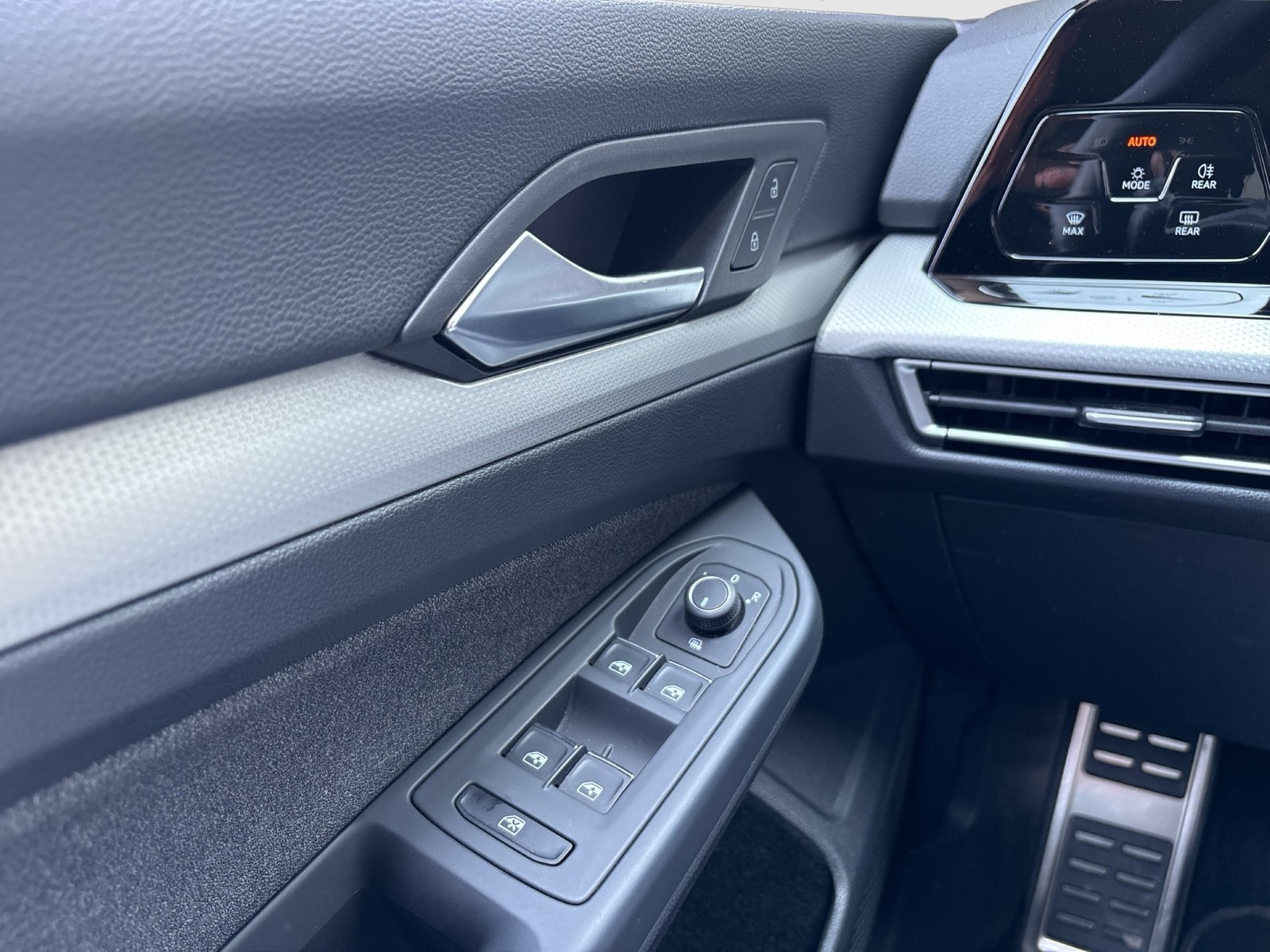 Volkswagen Golf VIII 1.0 eTSI MOVE CAM CARPLAY ALU SITZHEIZ