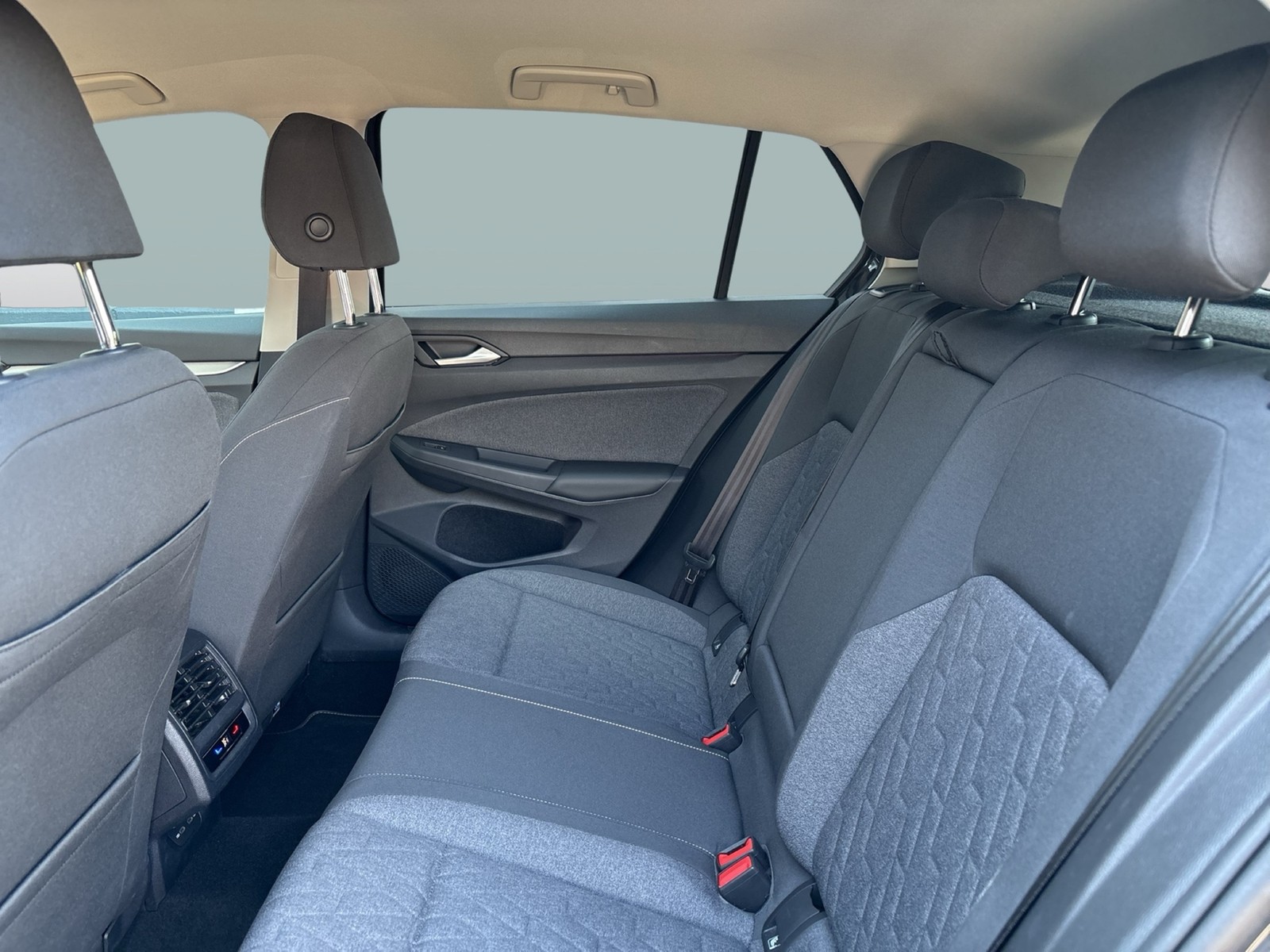 Volkswagen Golf VIII 1.0 eTSI MOVE CAM CARPLAY ALU SITZHEIZ