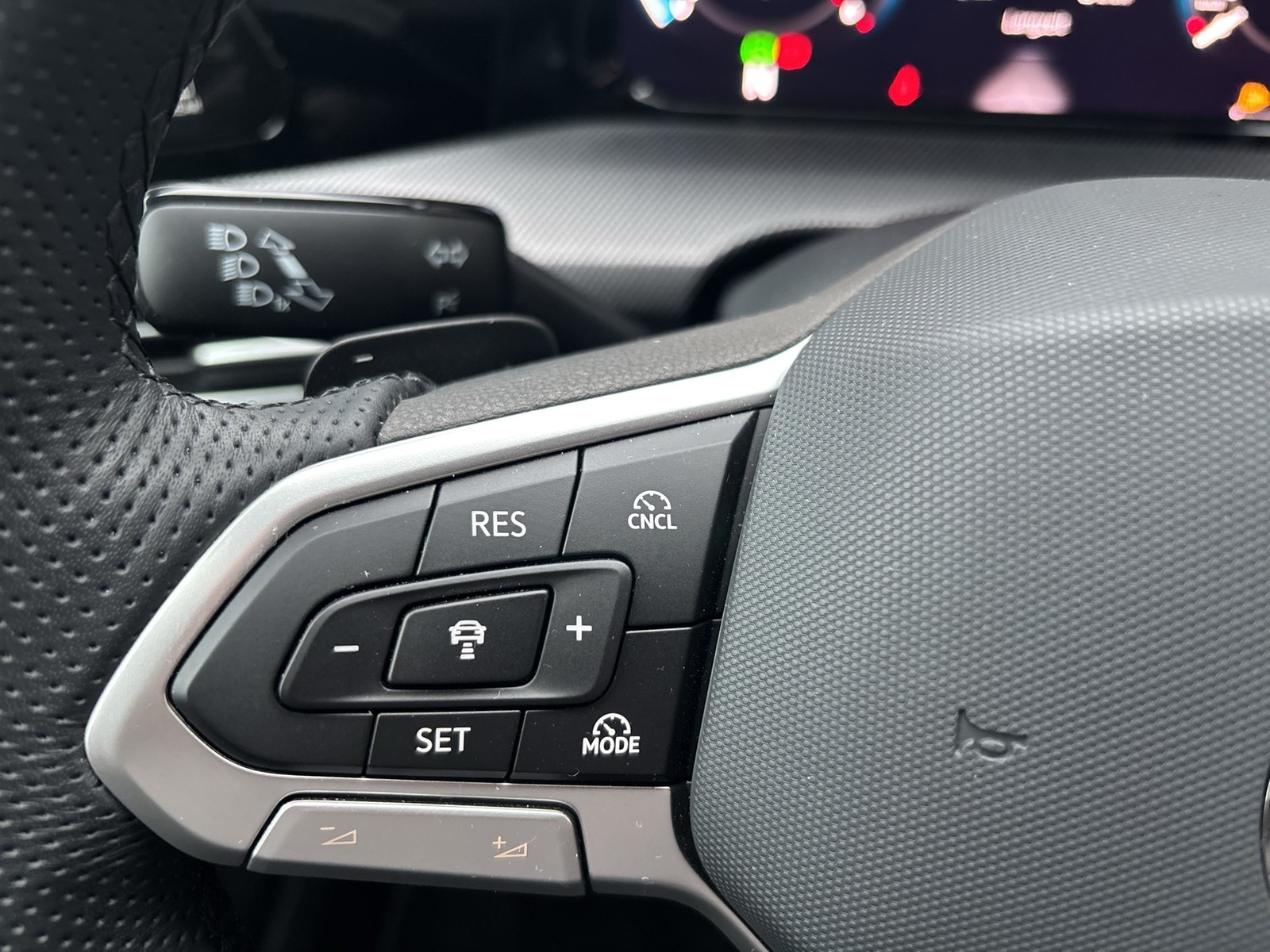 Volkswagen Golf VIII Lim. R-LINE NAVI AHK KAMERA SITZHEIZ.