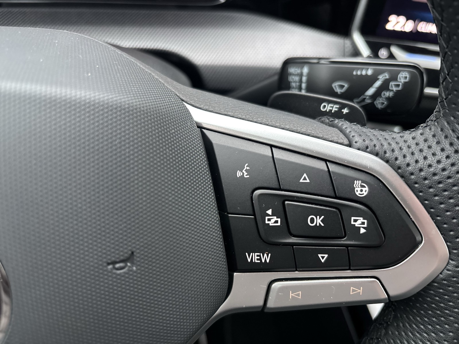 Volkswagen Golf VIII Lim. R-LINE NAVI AHK KAMERA SITZHEIZ.