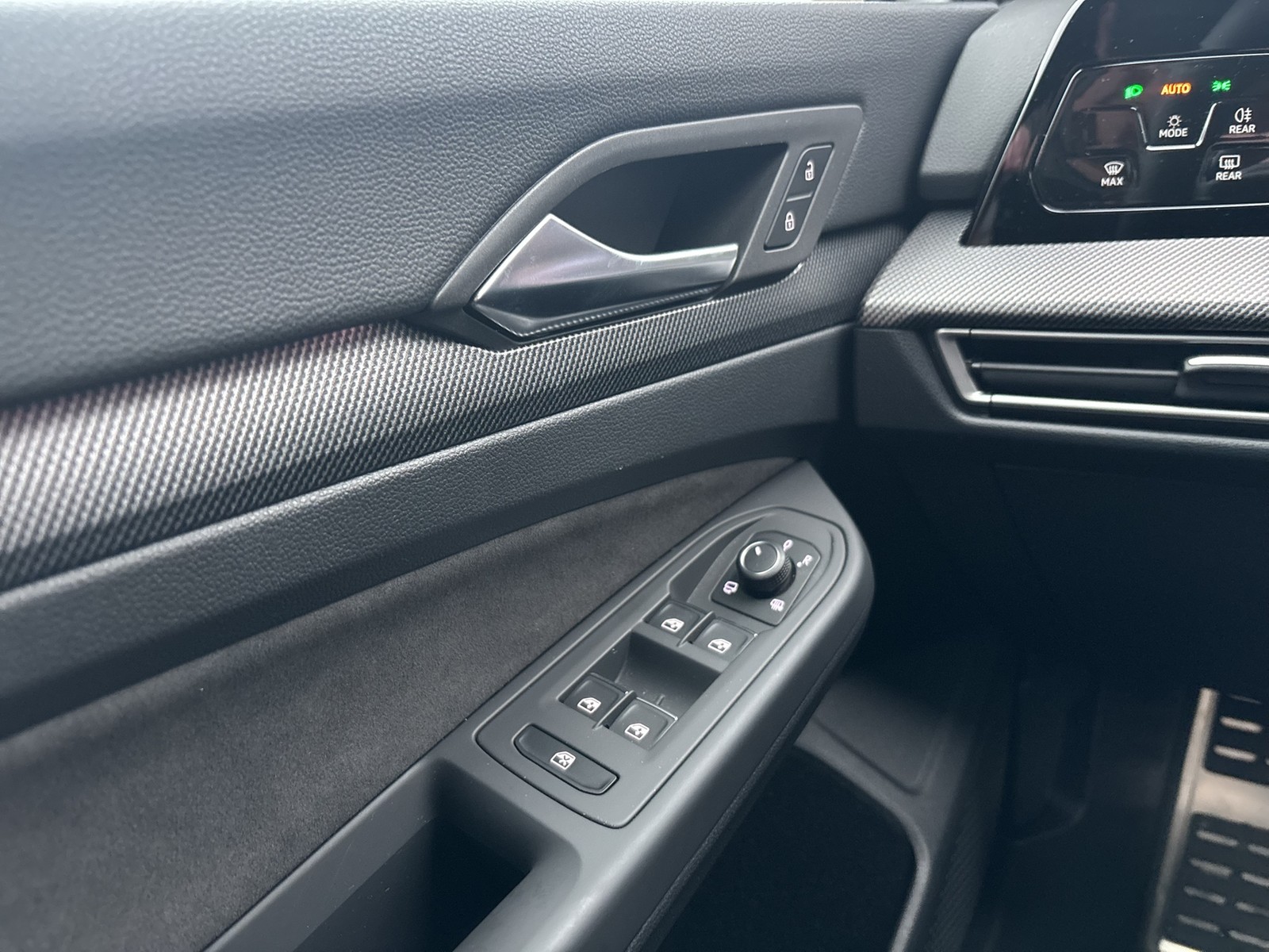 Volkswagen Golf VIII Lim. R-LINE NAVI AHK KAMERA SITZHEIZ.