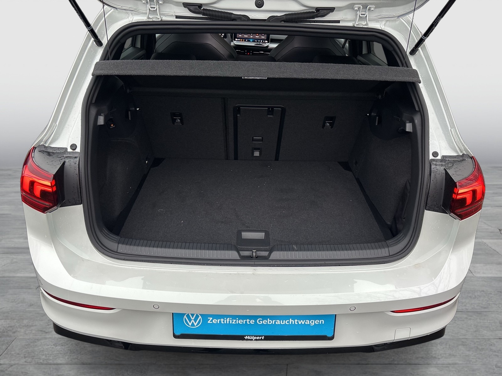 Volkswagen Golf VIII Lim. R-LINE NAVI AHK KAMERA SITZHEIZ.