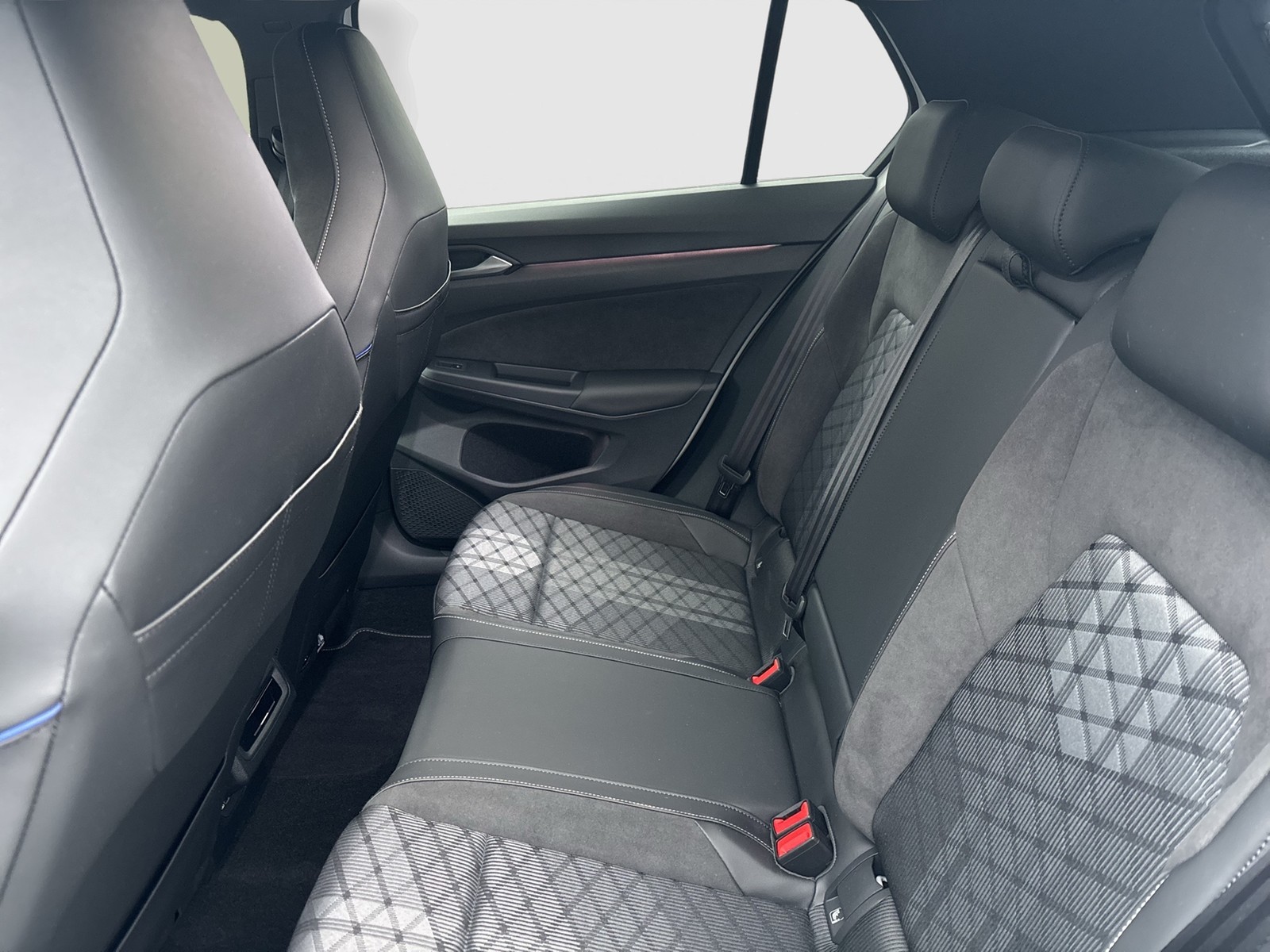 Volkswagen Golf VIII Lim. R-LINE NAVI AHK KAMERA SITZHEIZ.