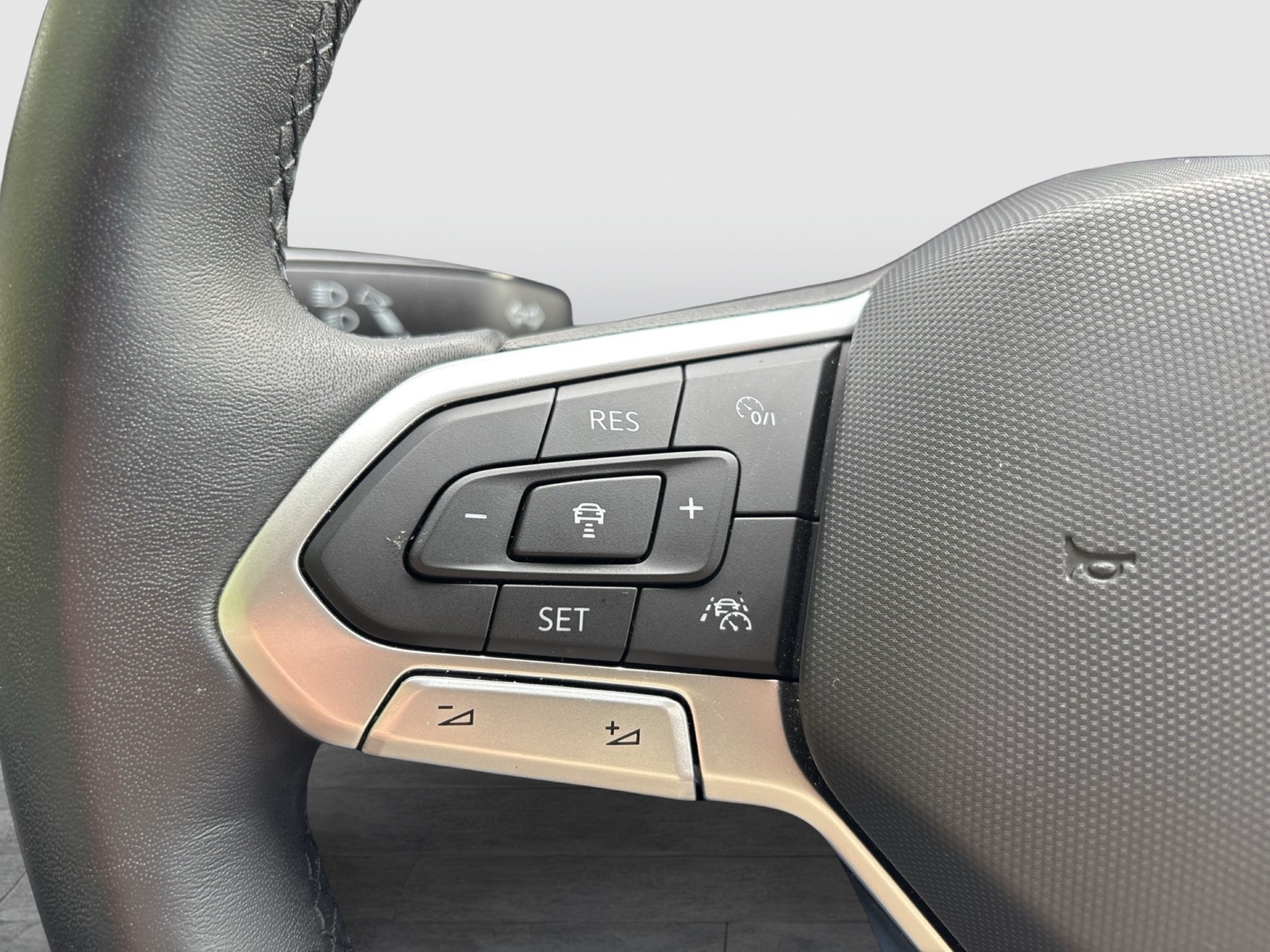 Volkswagen Touran 1.5 ENERGY 7SITZE CAM ACC E-KLAPPE NAVI