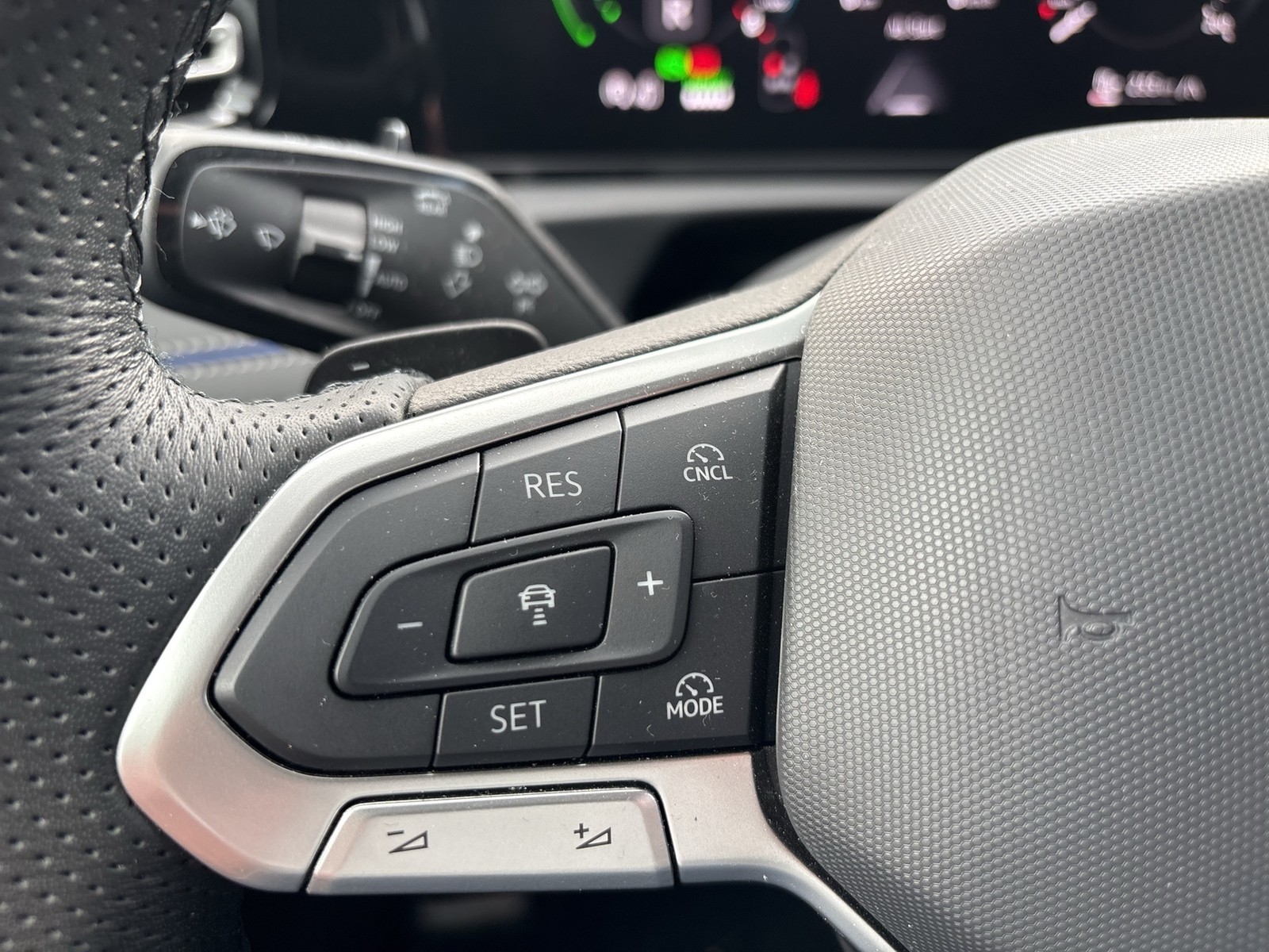 Volkswagen Tiguan 1.5 HYBRID R-LINE AHK CAM ACC LM19 NAVI