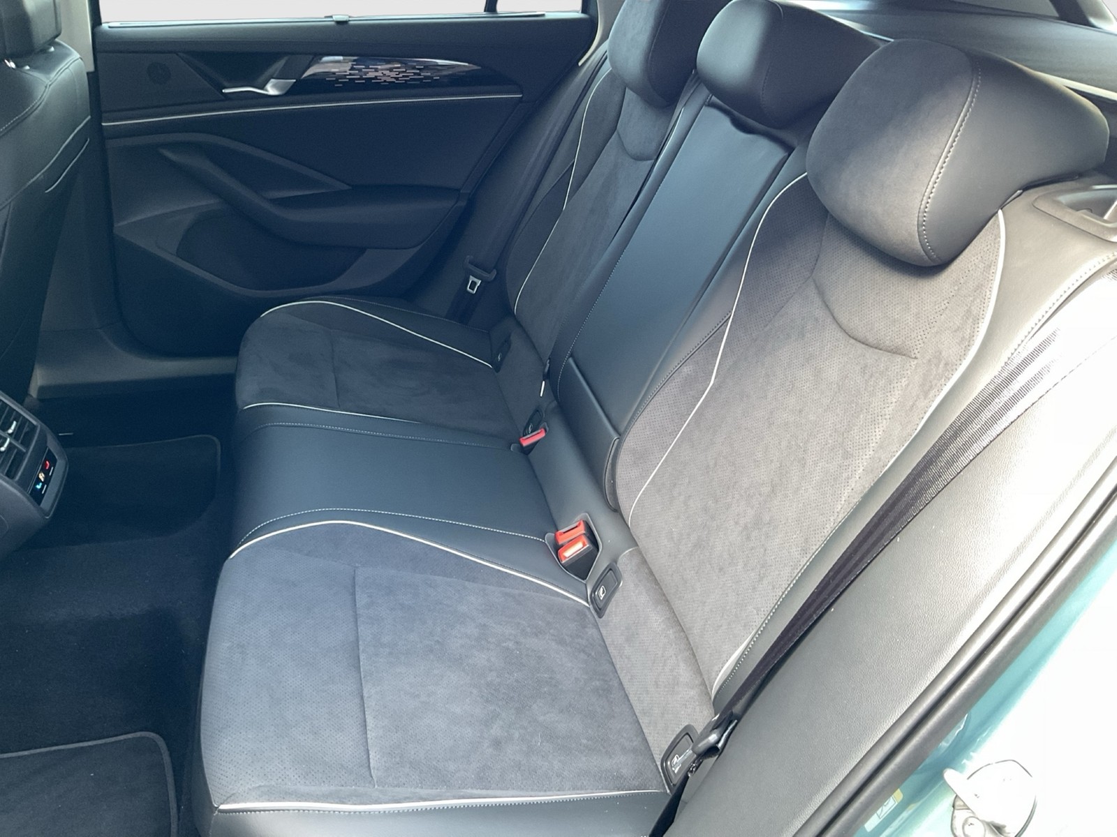 Volkswagen Passat Variant 1.5 HYBRID ELEGANCE AHK 360°CAM