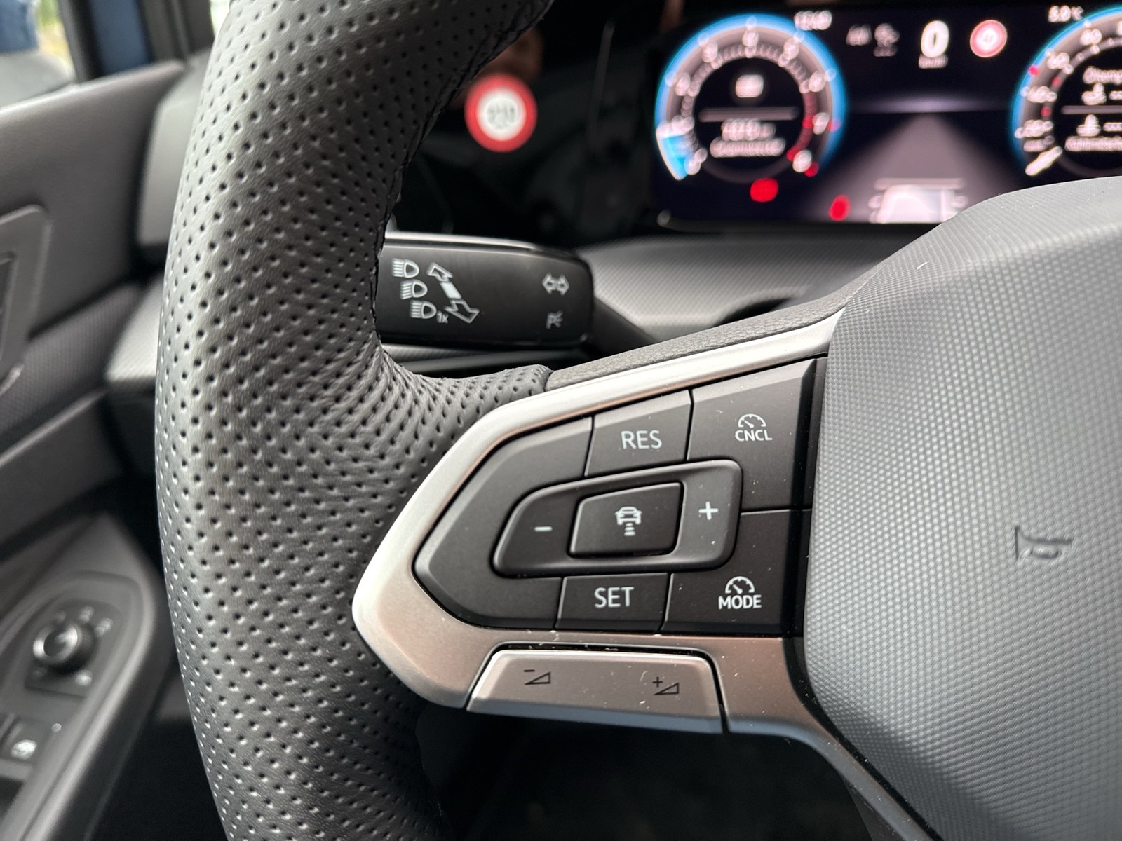 Volkswagen Golf VIII 1.5 R-LINE FACELIFT AHK CAM ACC LM17