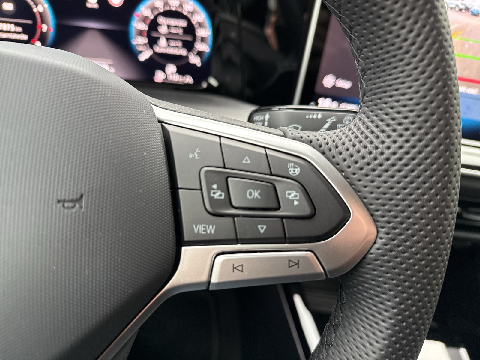 Volkswagen Golf VIII 1.5 R-LINE FACELIFT AHK CAM ACC LM17