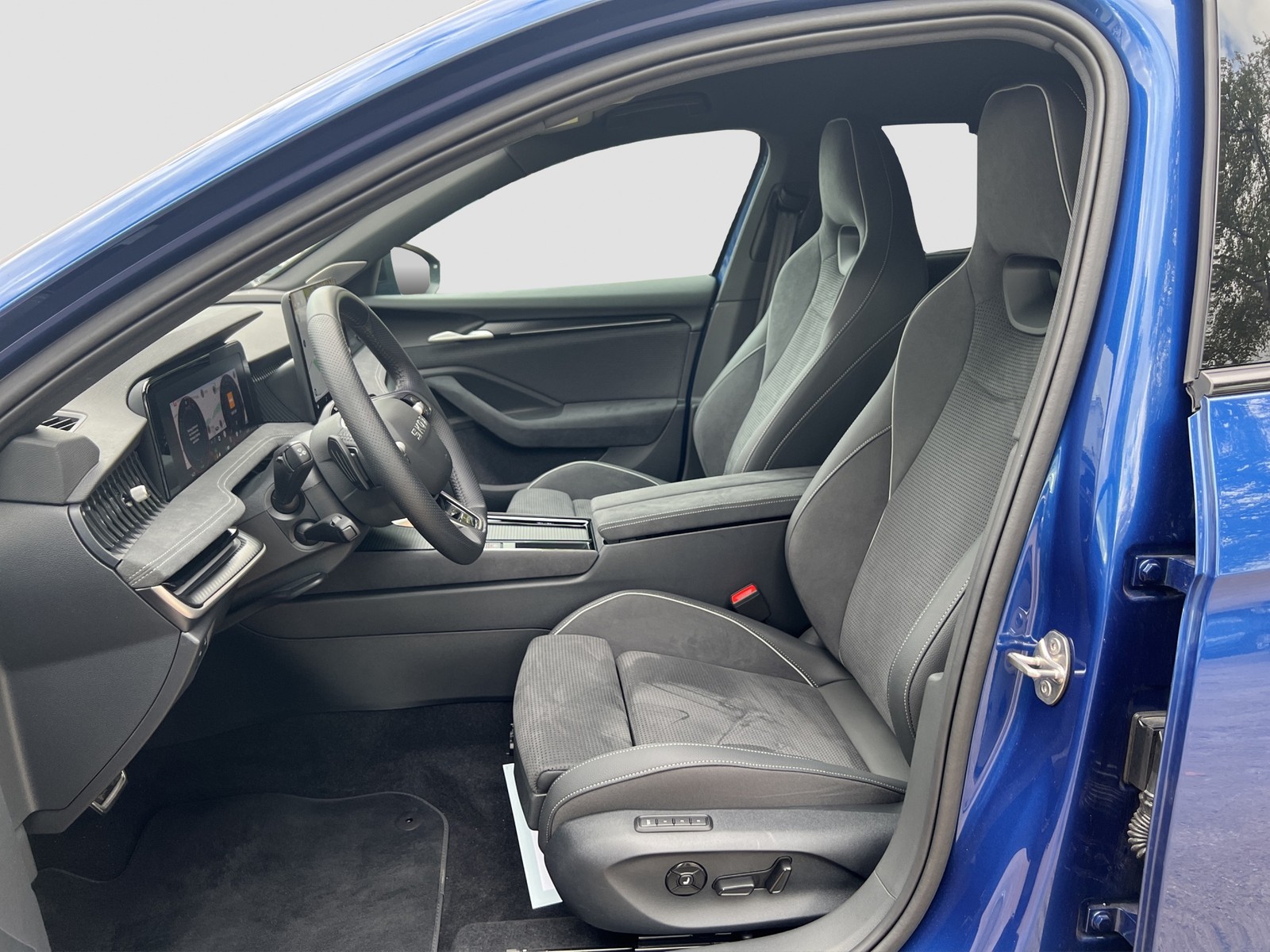 Skoda Superb 1.5 iV SPORTLINE AHK 360°CAM LM19 EKLAPPE