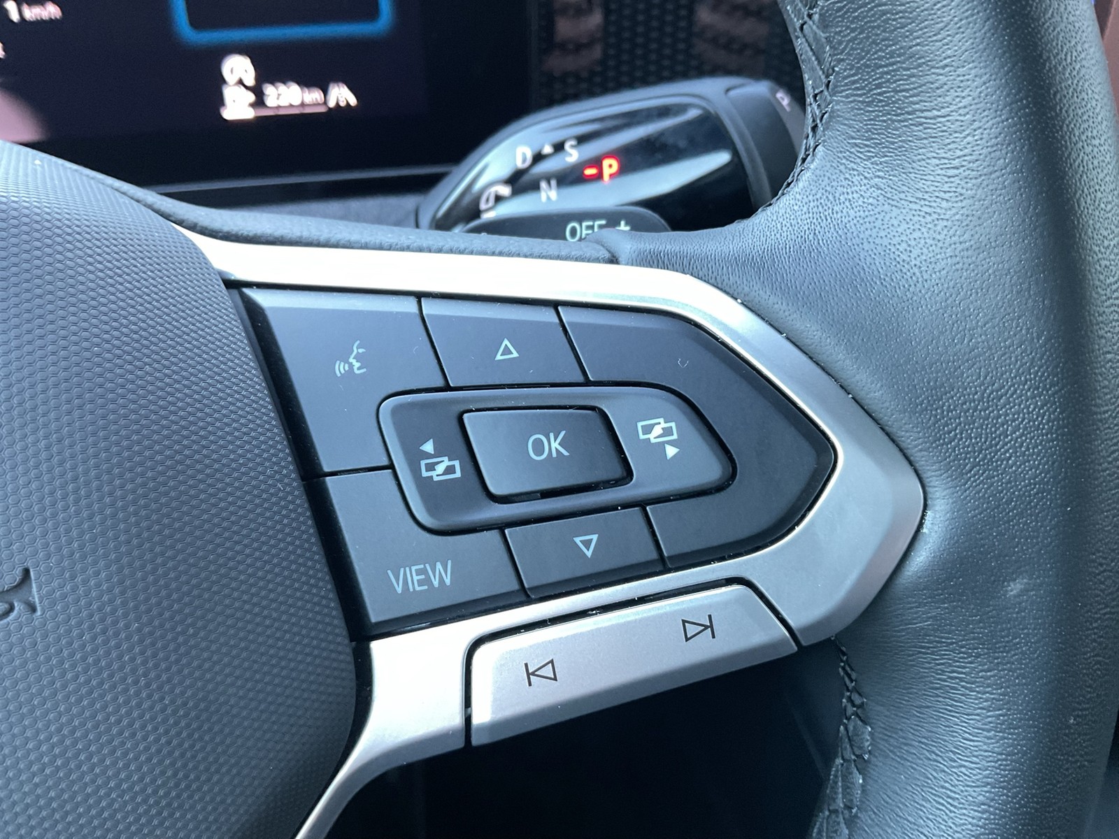 Volkswagen Tiguan 1.5 eTSI NEUES MODELL AHK CAM NAVI SITZHZ