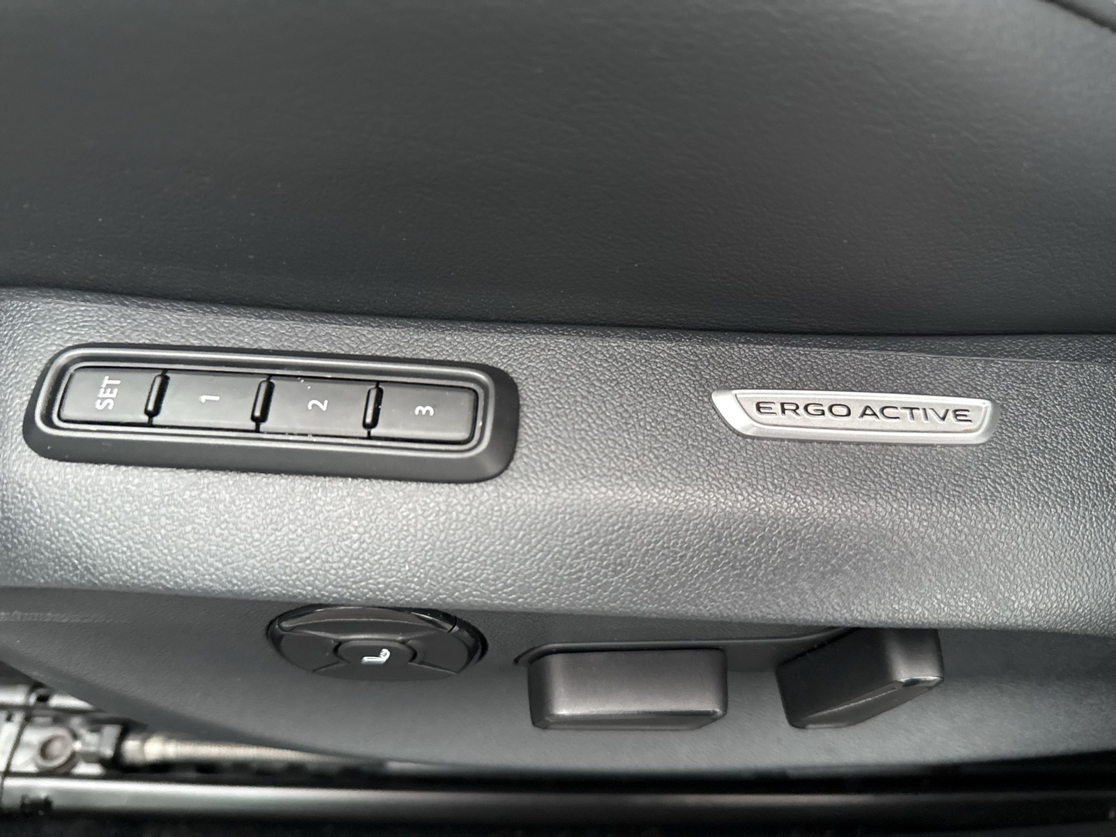 Volkswagen Passat Variant 1.5 HYBRID R-LINE NEUESMODELL AHK