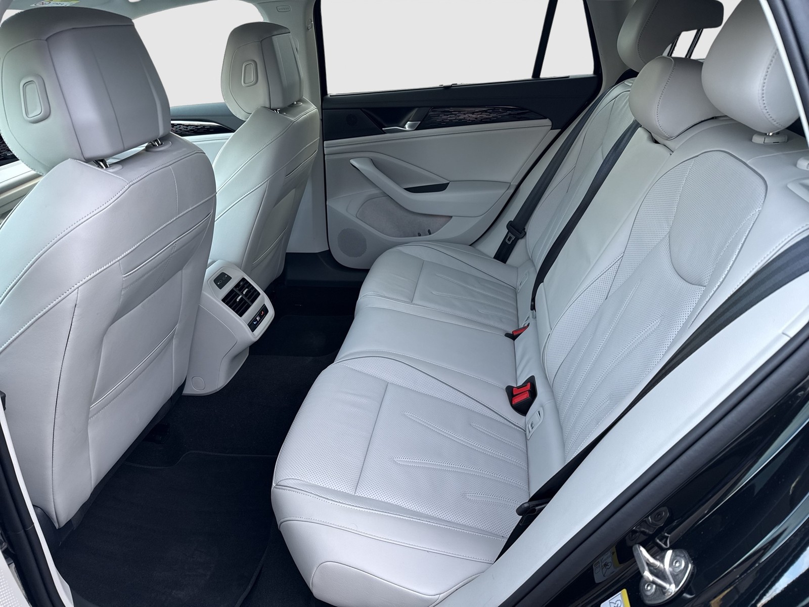 Volkswagen Passat Variant 1.5 HYBRID ELEGANCE NEUES MODELL