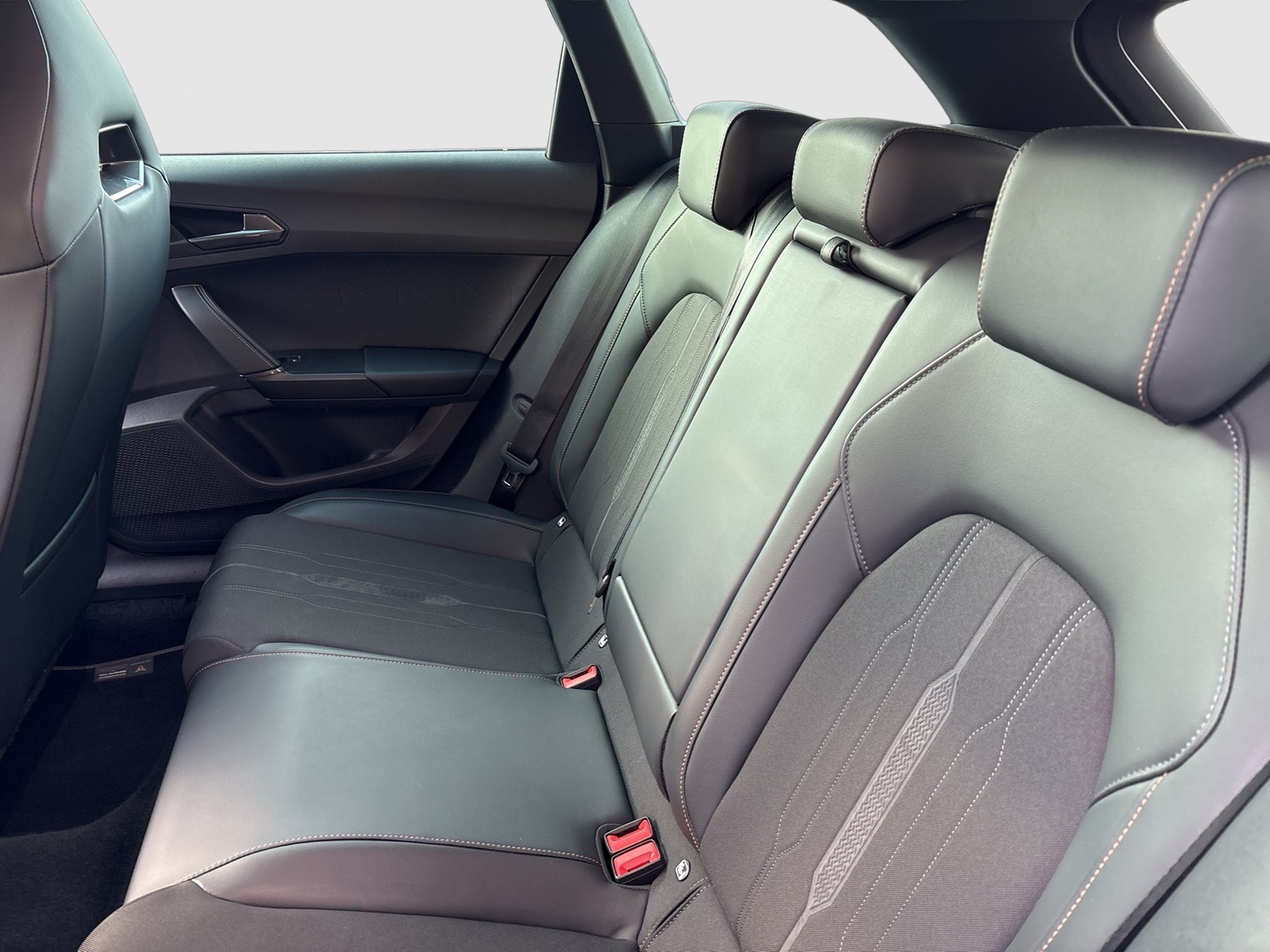 Cupra Leon ST 1.4 HYBRID VZ AHK KAMERA ALU19 NAVI