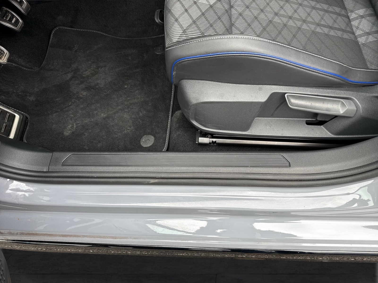 Volkswagen Golf VIII 1.5 R-LINE FACELIFT CAM ACC LM17