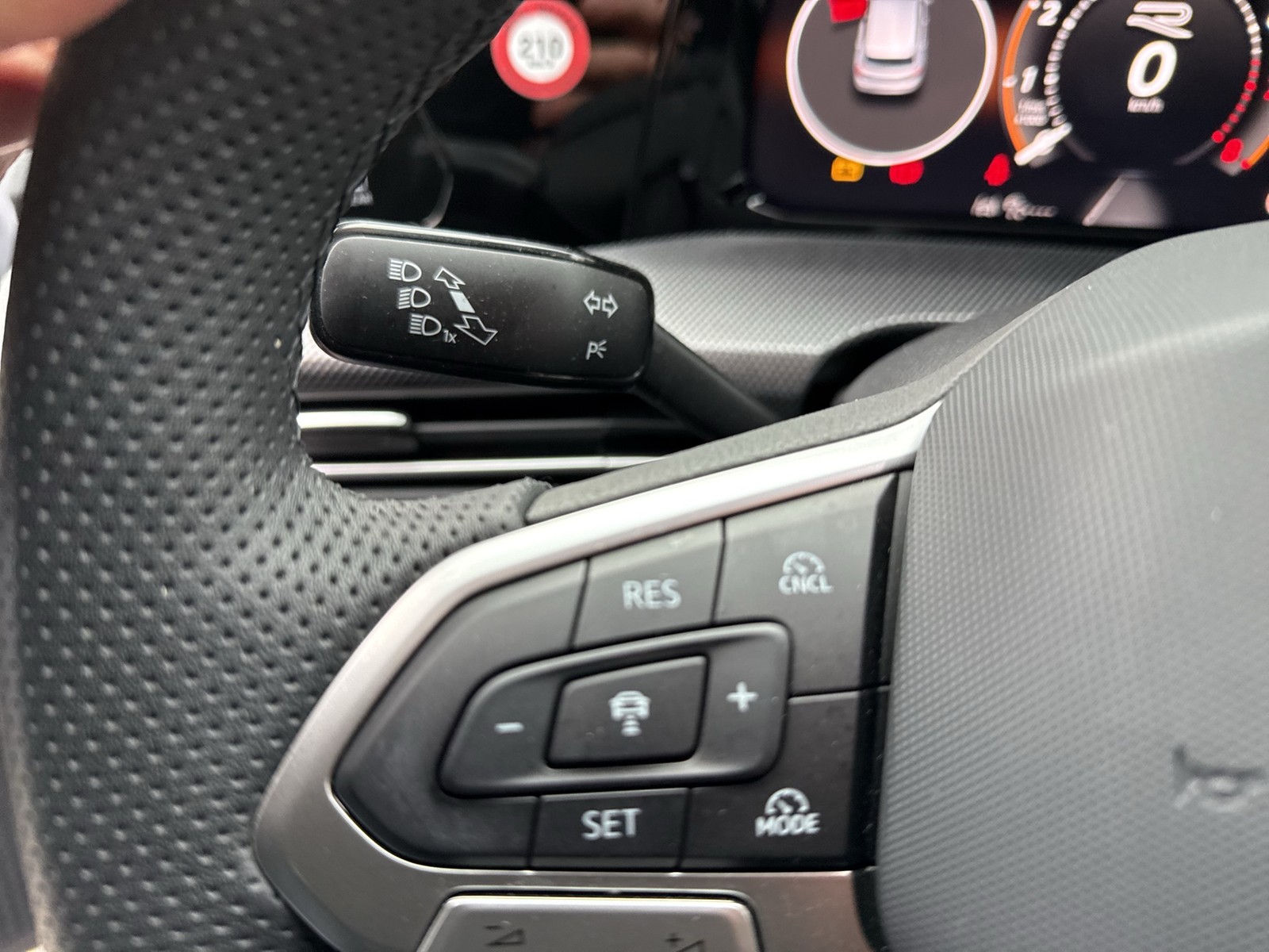 Volkswagen Golf VIII 1.5 R-LINE FACELIFT CAM ACC LM17