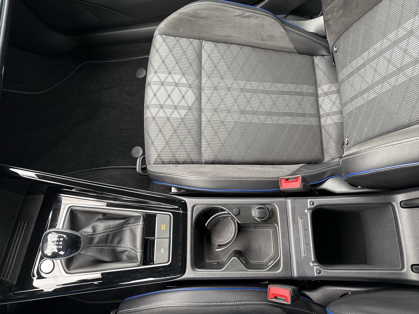 Volkswagen Golf VIII 1.5 R-LINE FACELIFT CAM ACC LM17