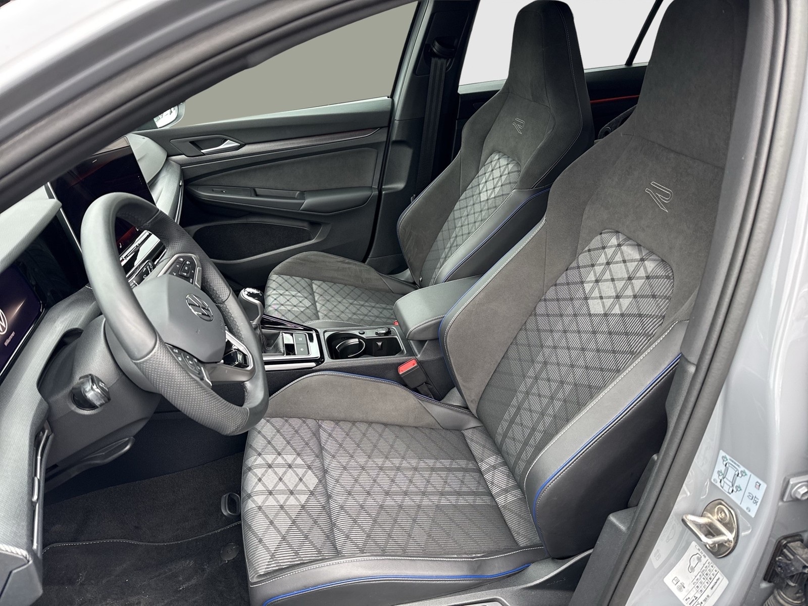 Volkswagen Golf VIII 1.5 R-LINE FACELIFT CAM ACC LM17