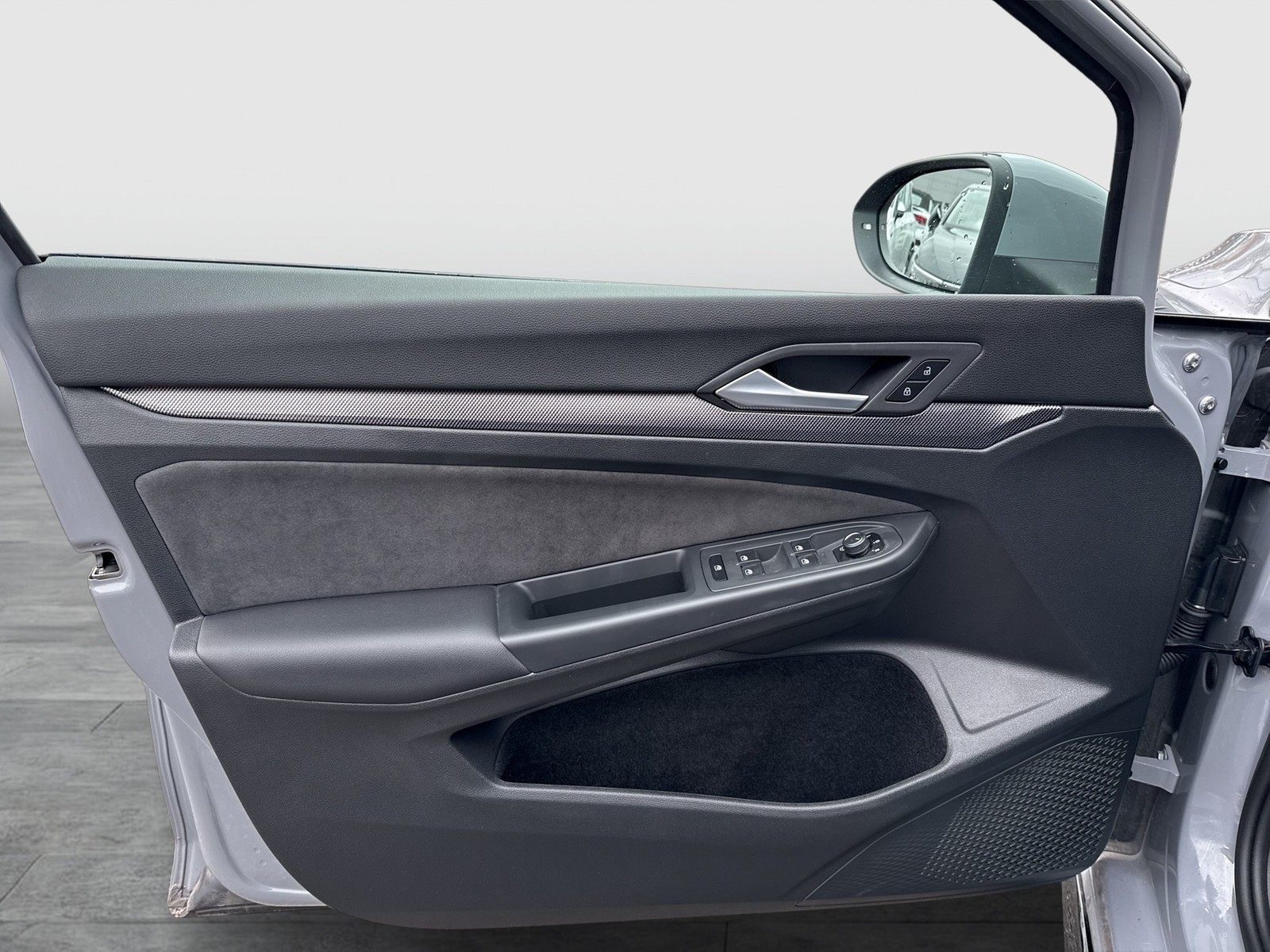 Volkswagen Golf VIII 1.5 R-LINE FACELIFT CAM ACC LM17