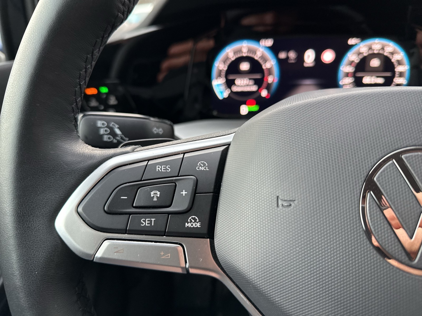 Volkswagen Golf VIII 1.5 eTSI LIFE FACELIFT ACC NAVI SITZHZ