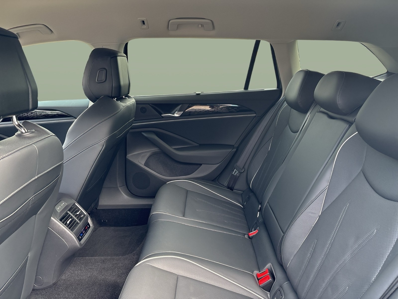 Volkswagen Passat Variant 1.5 HYBRID ELEGANCE LEDER AHK ACC