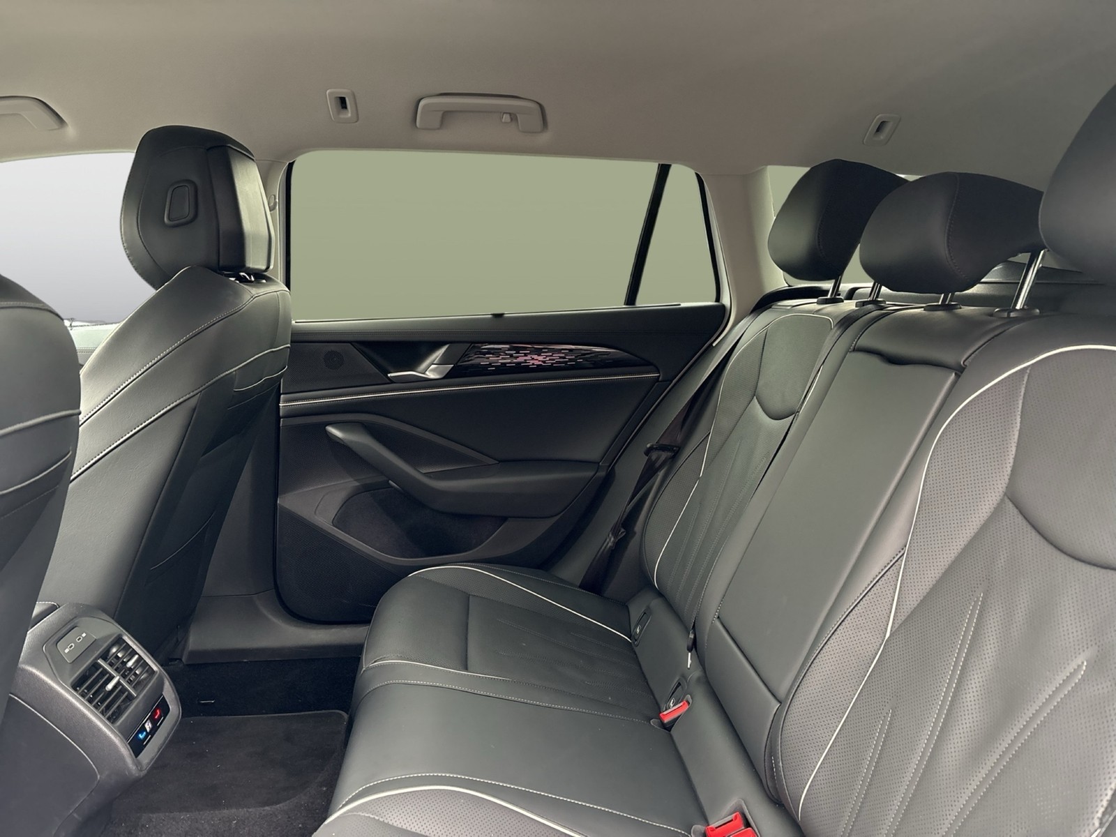 Volkswagen Passat Variant 1.5 eTSI BUSINESS LEDER CAM ACC