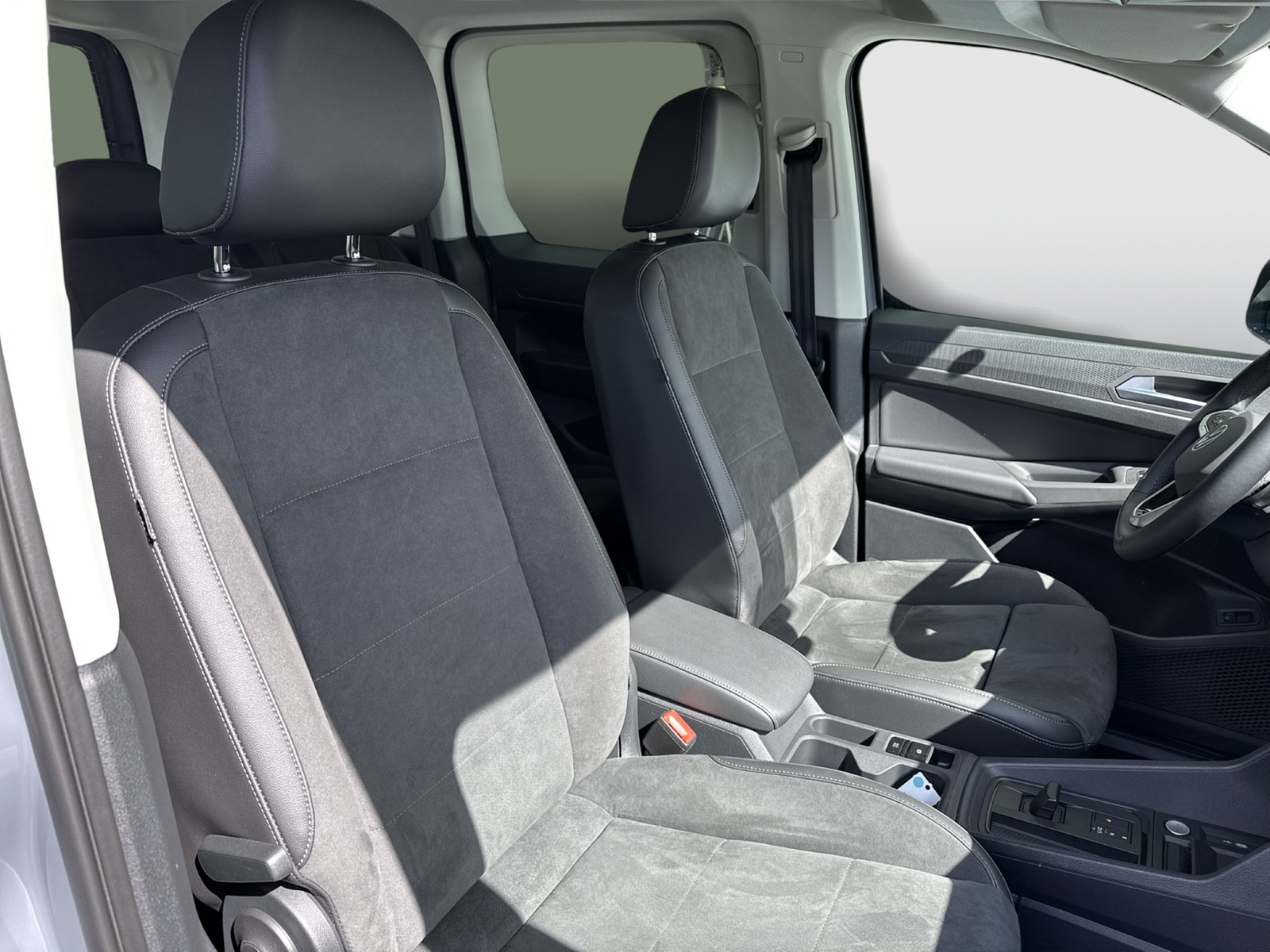 Volkswagen Caddy HYBRID Life LED ACC APP AGR-Sitz AHK-Vorb.
