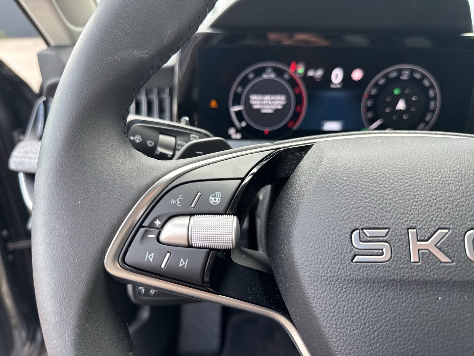 Skoda Superb Combi 2.0 SELECTION AHK CAM ACC MATRIX