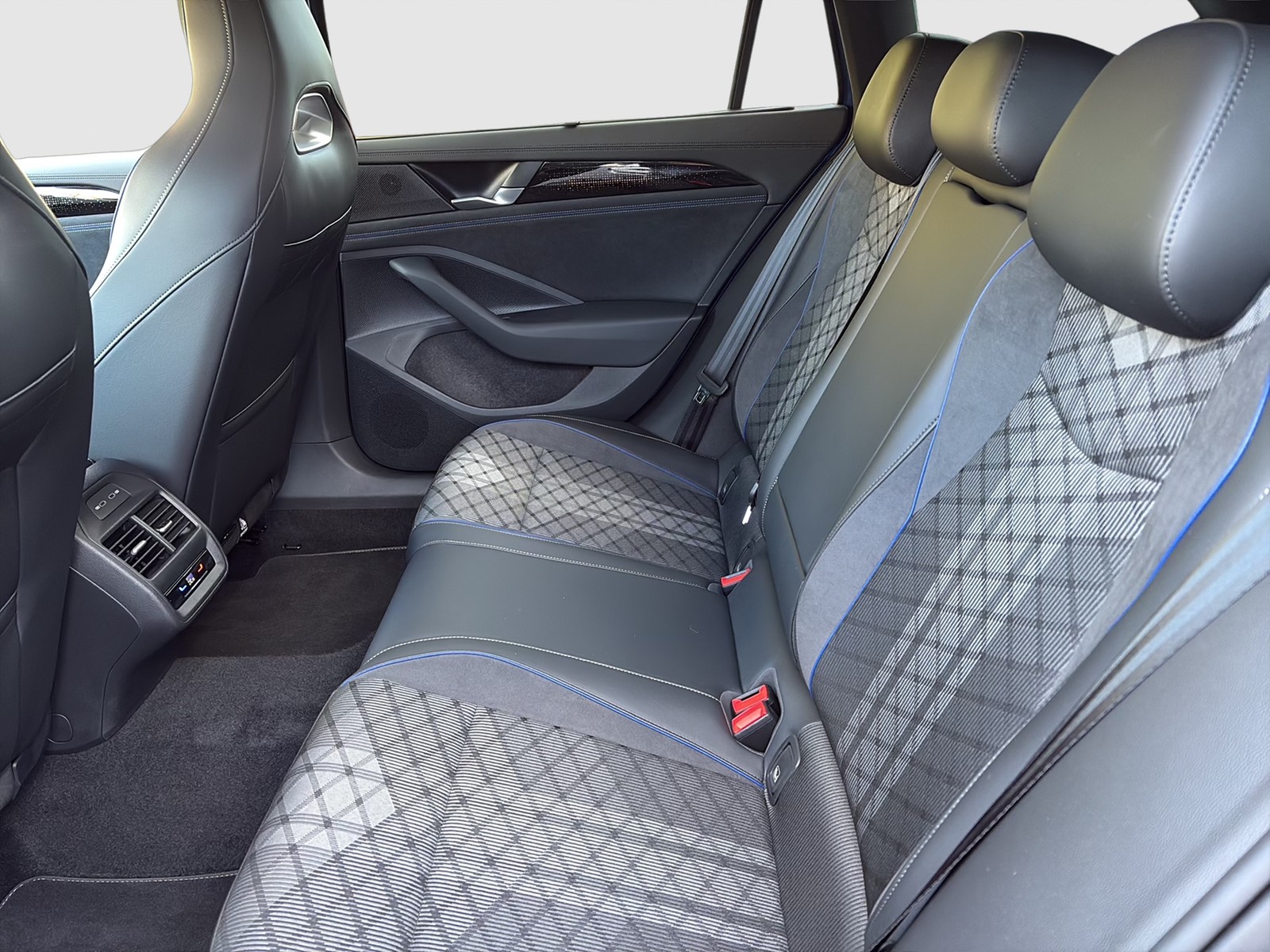 Volkswagen Passat Variant 1.5 HYBRID R-LINE NEUESMODELL 19Z