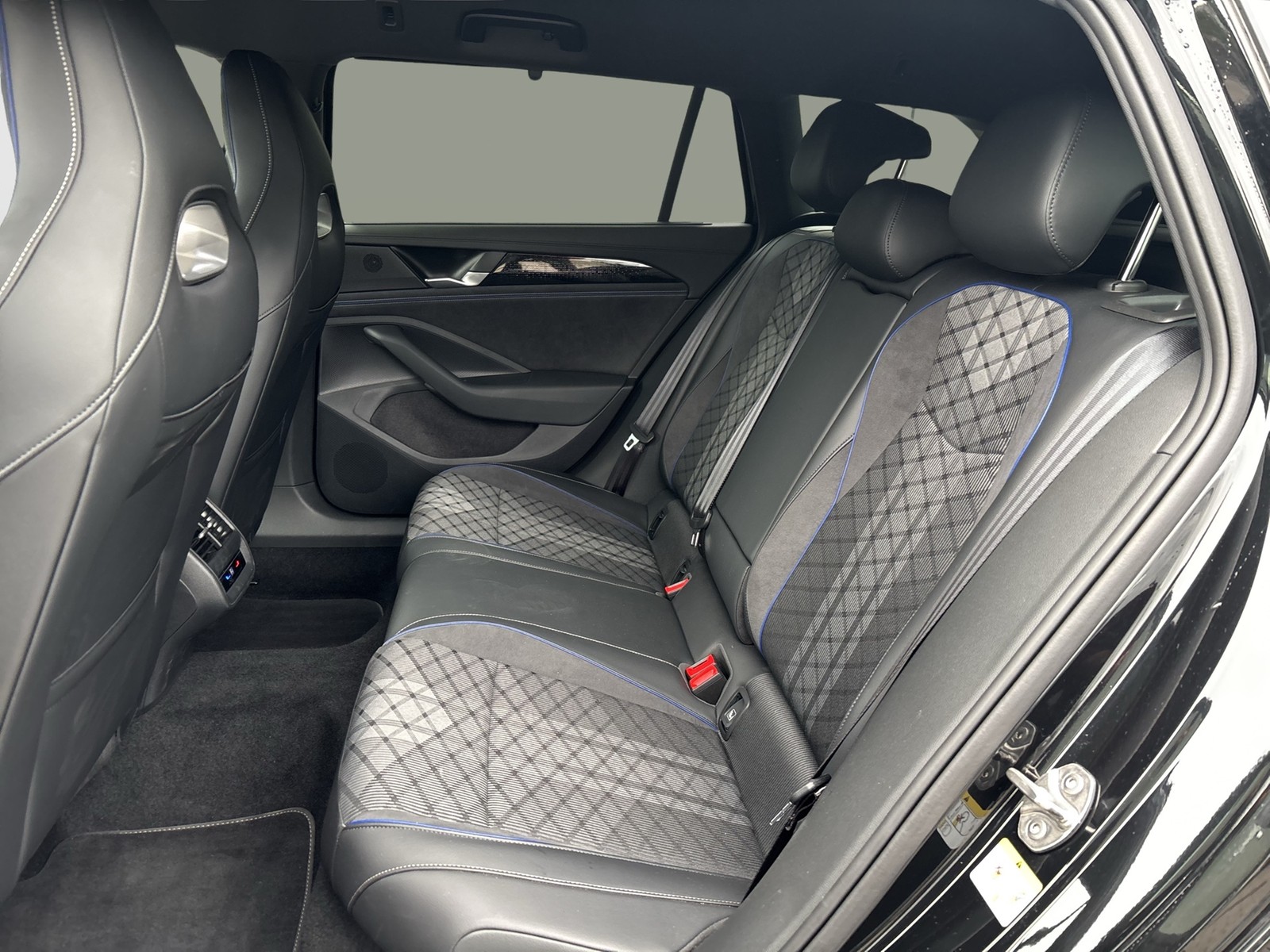 Volkswagen Passat Variant 1.5 HYBRID R-LINE NEUESMODELL 19Z