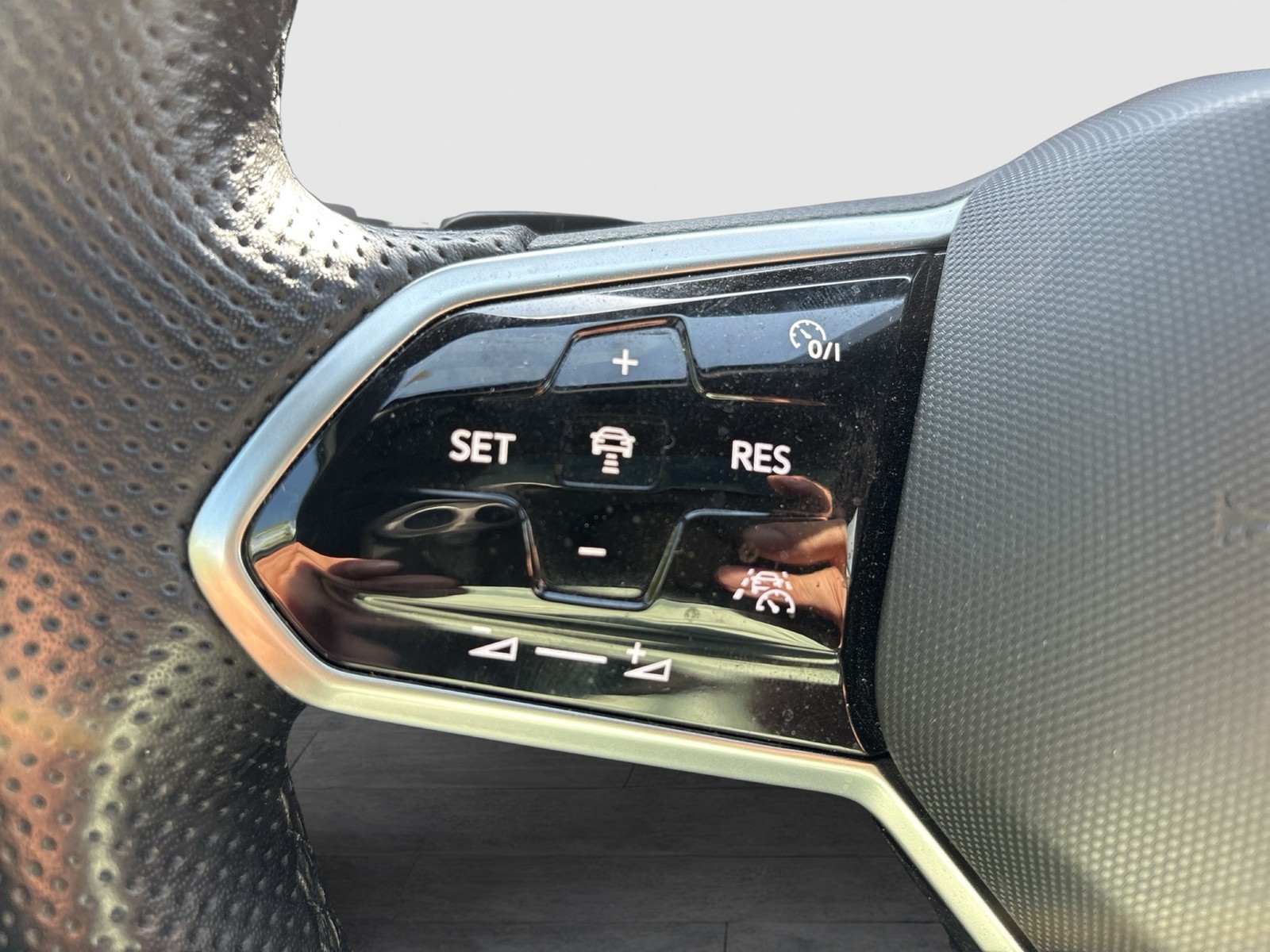 Volkswagen T-Roc 1.5 R-LINE PANO AHK CAM ACC MATRIX EKLAPPE