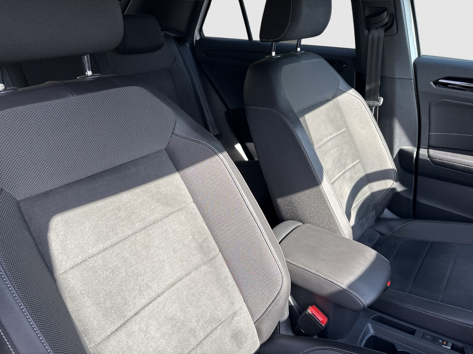 Volkswagen T-Roc 1.5 R-LINE PANO AHK CAM ACC MATRIX EKLAPPE