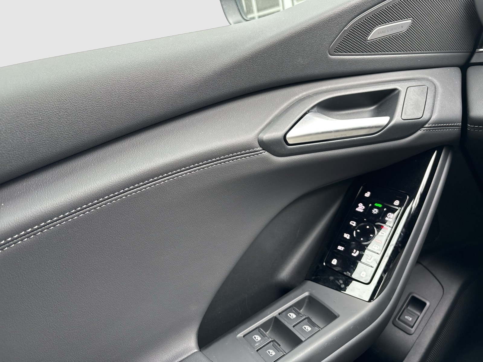 Audi Q6 e-tron quattro S LINE TECHPRO SPORTSOUND 21"