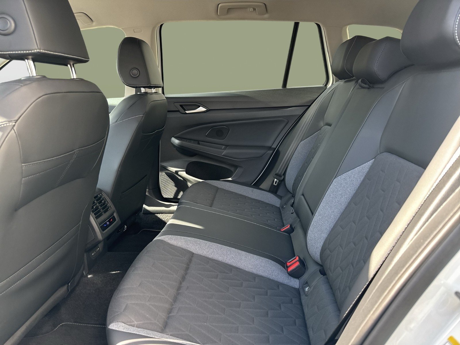 Volkswagen Golf Variant VIII 1.5 eTSI ENERGY HARMAN KARDON