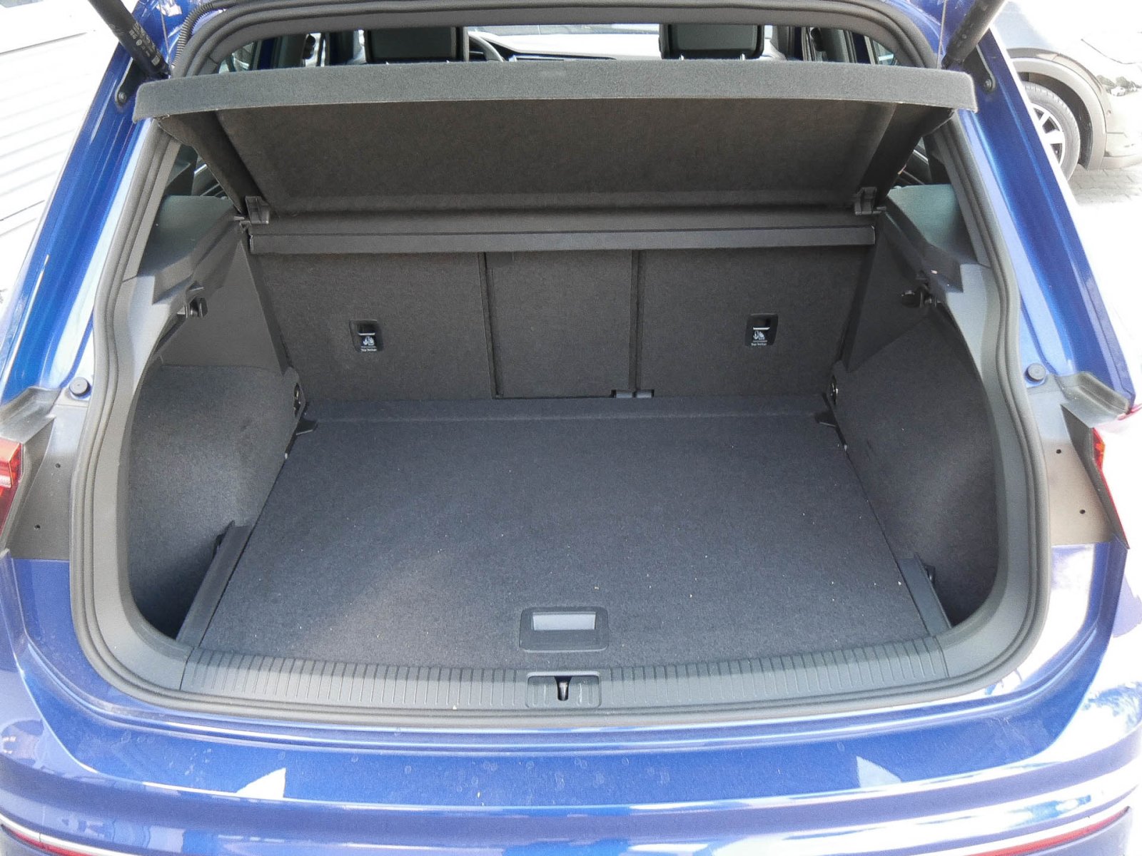 Volkswagen Tiguan 2.0 R-LINE STANDHZ. PANO AHK 360°CAM LM19