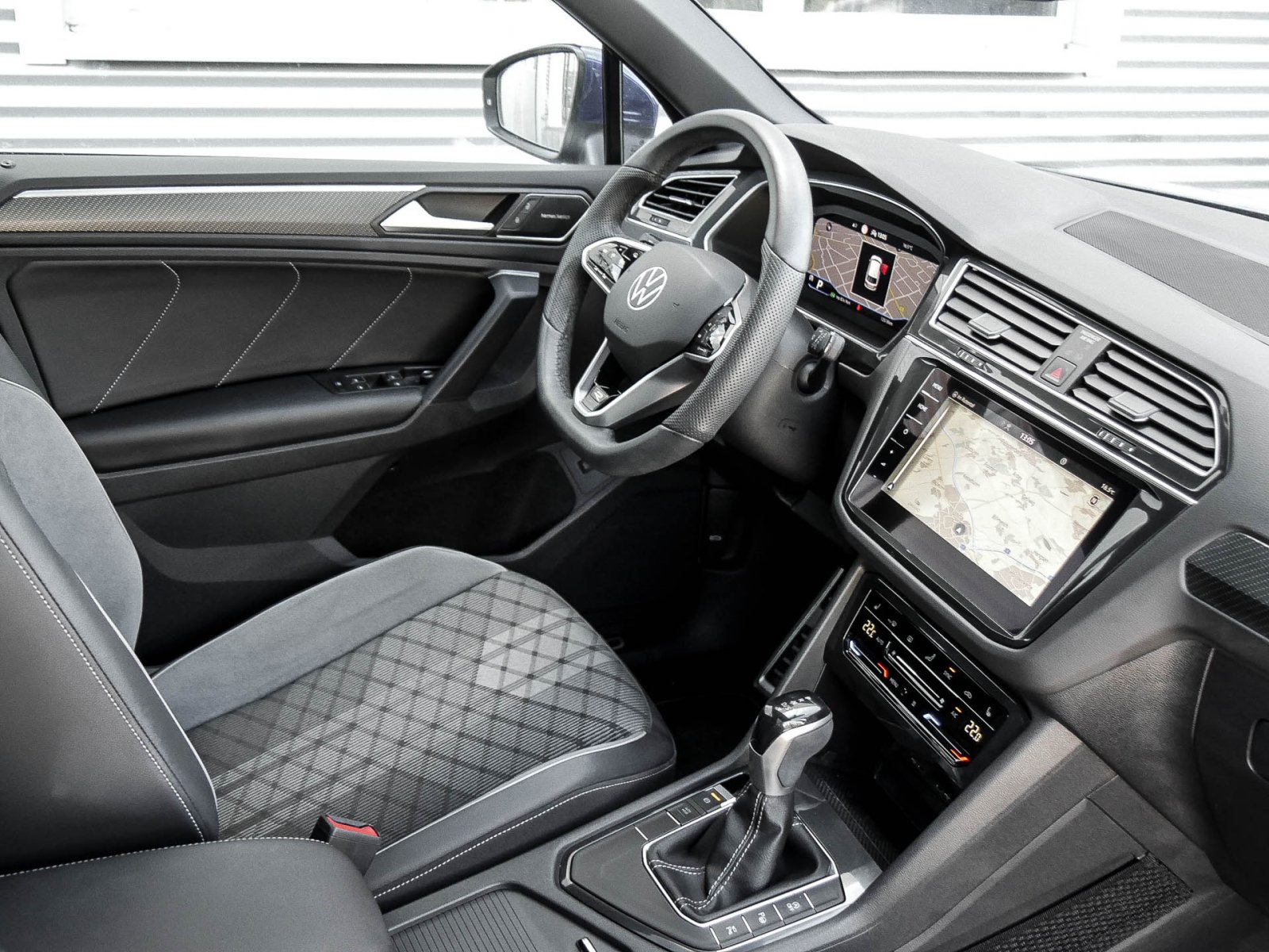 Volkswagen Tiguan 2.0 R-LINE STANDHZ. PANO AHK 360°CAM LM19