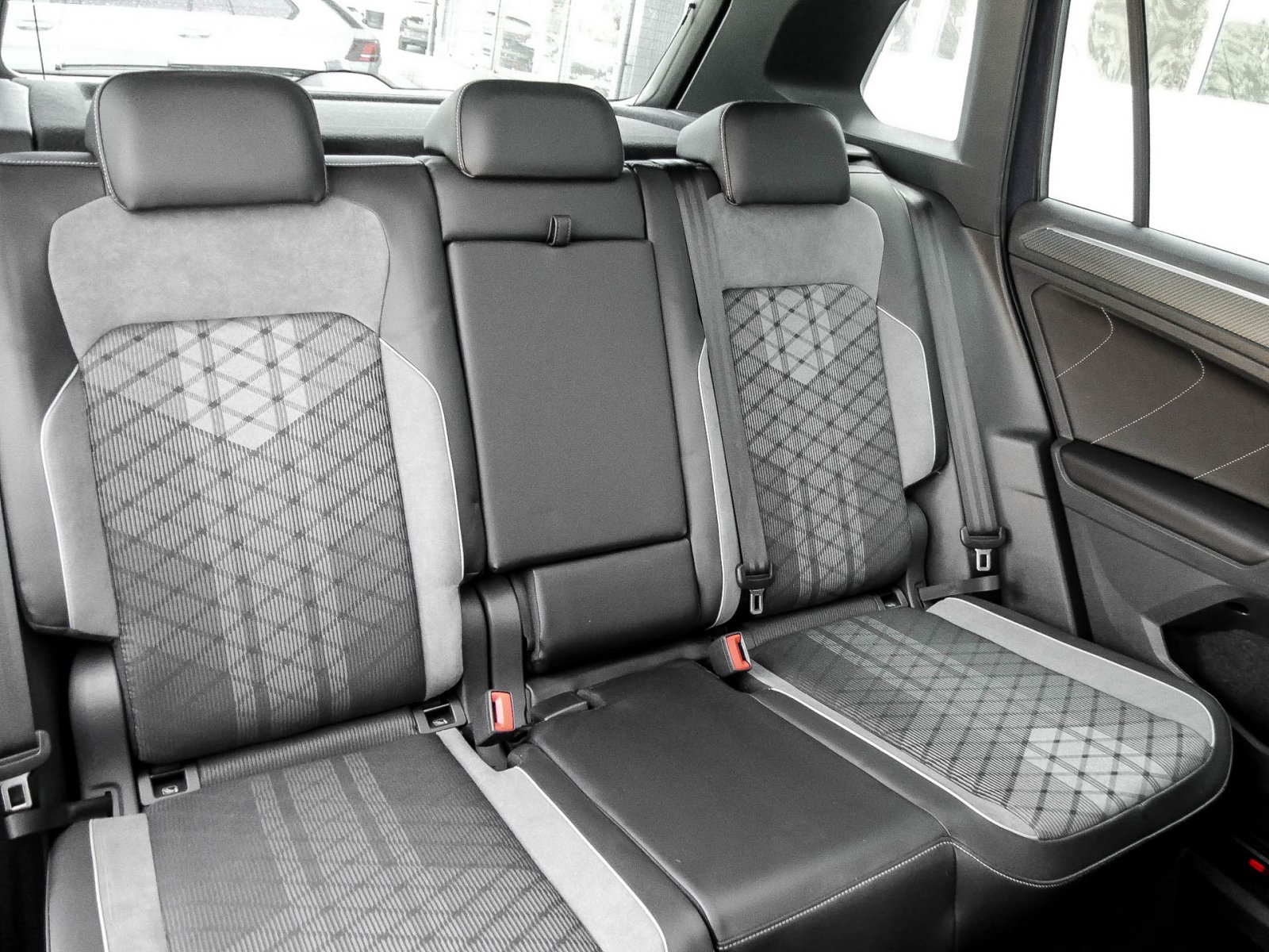 Volkswagen Tiguan 2.0 R-LINE STANDHZ. PANO AHK 360°CAM LM19
