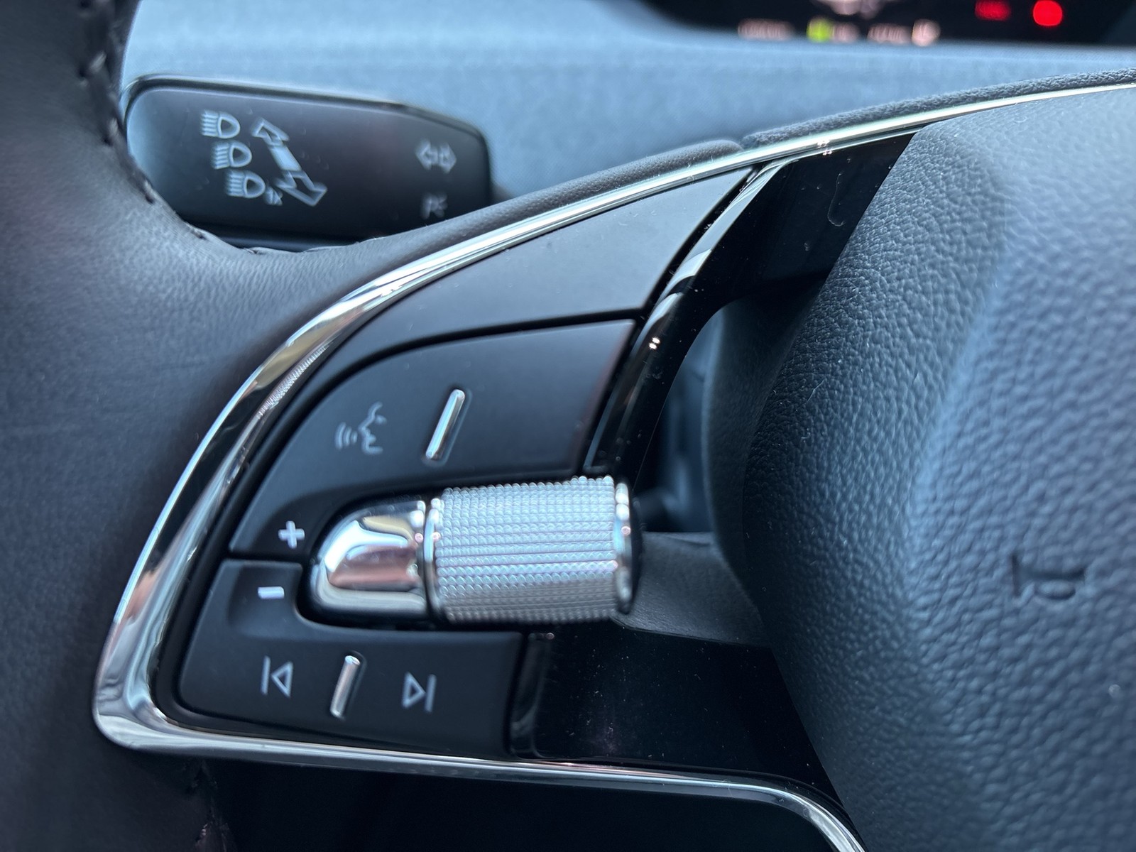 Skoda Enyaq 50 LOFT CAM LM19 NAVI KEYLESS-GO EINPARKH.