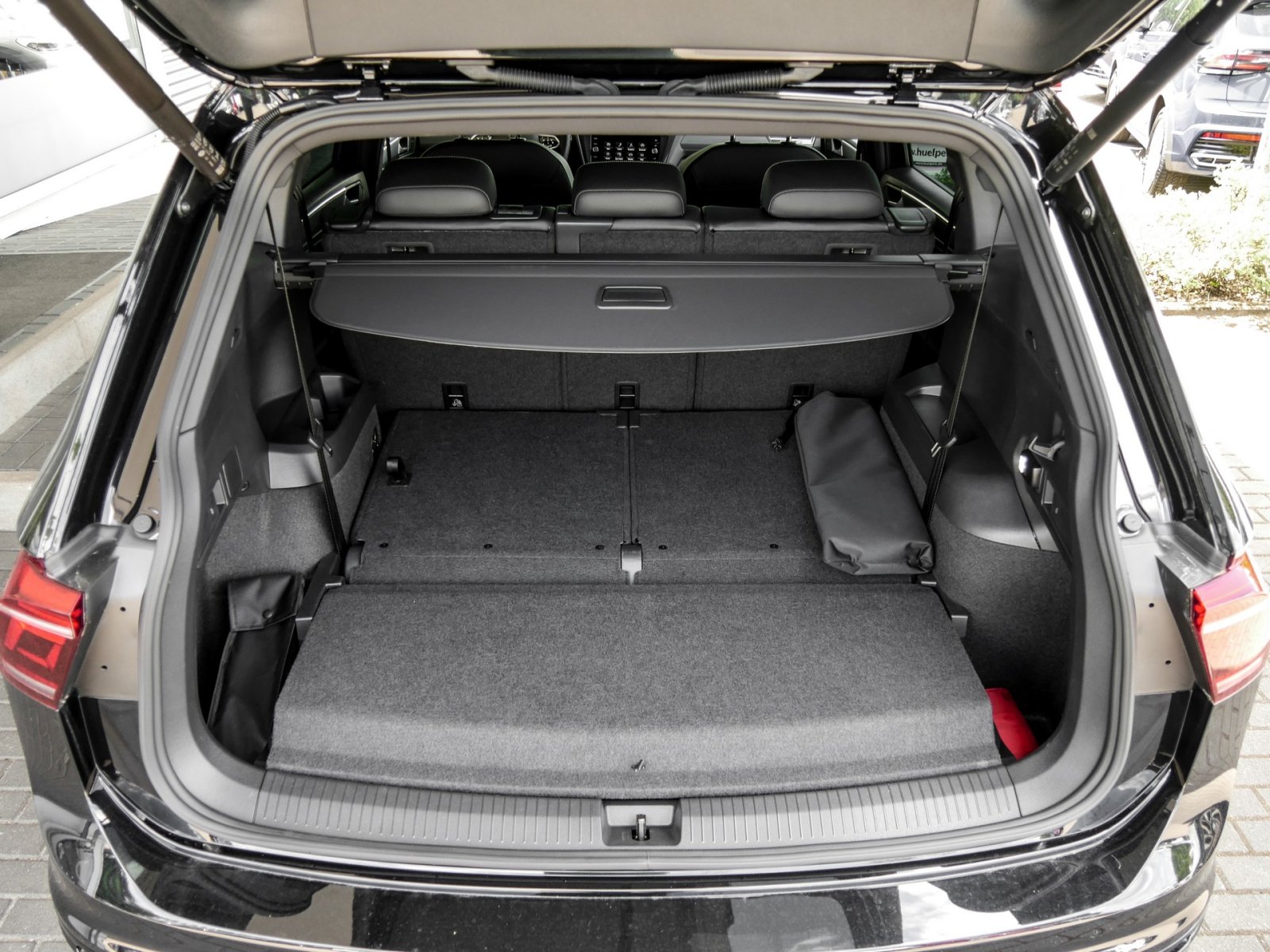 Volkswagen Tiguan Allspace 2.0 R-LINE 4X4 LEDER PANO AHK 20Z