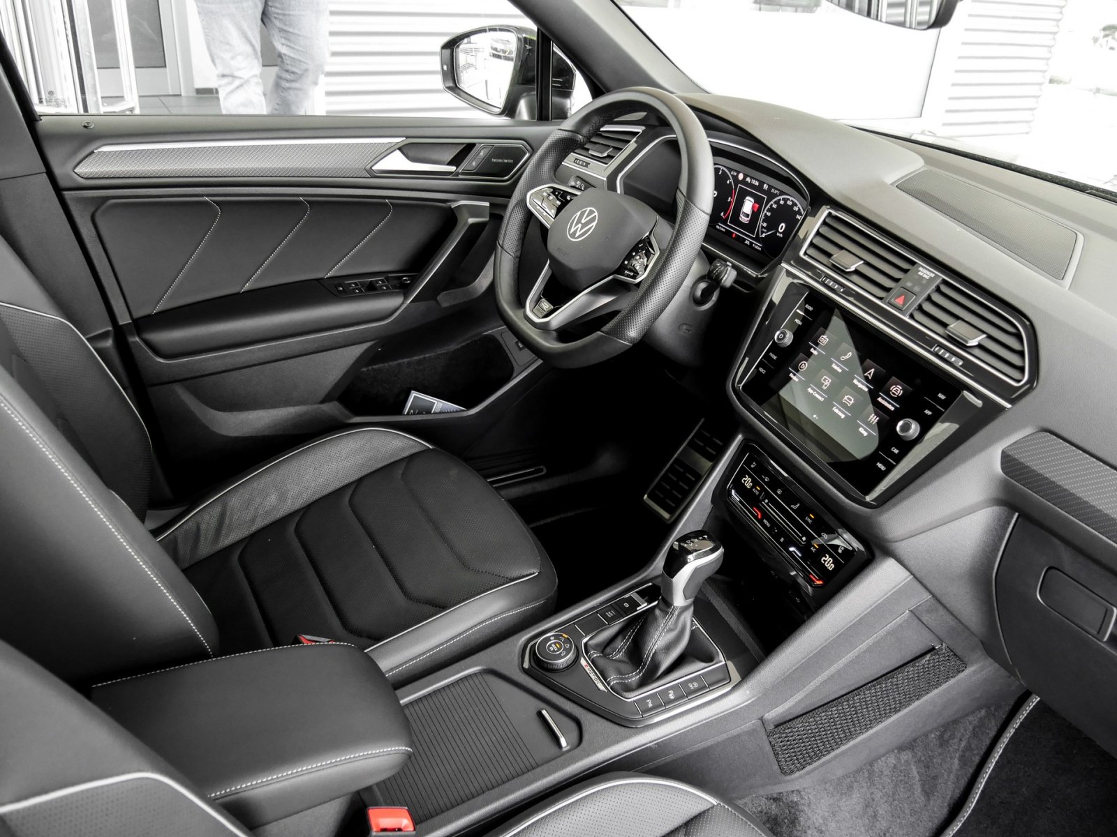 Volkswagen Tiguan Allspace 2.0 R-LINE 4X4 LEDER PANO AHK 20Z