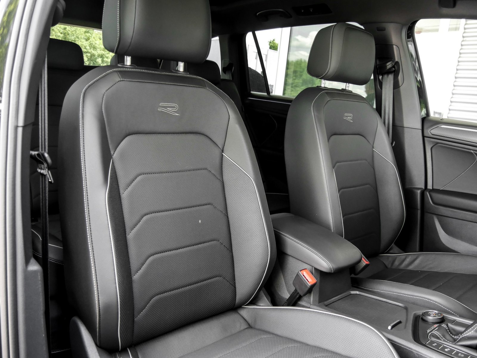 Volkswagen Tiguan Allspace 2.0 R-LINE 4X4 LEDER PANO AHK 20Z